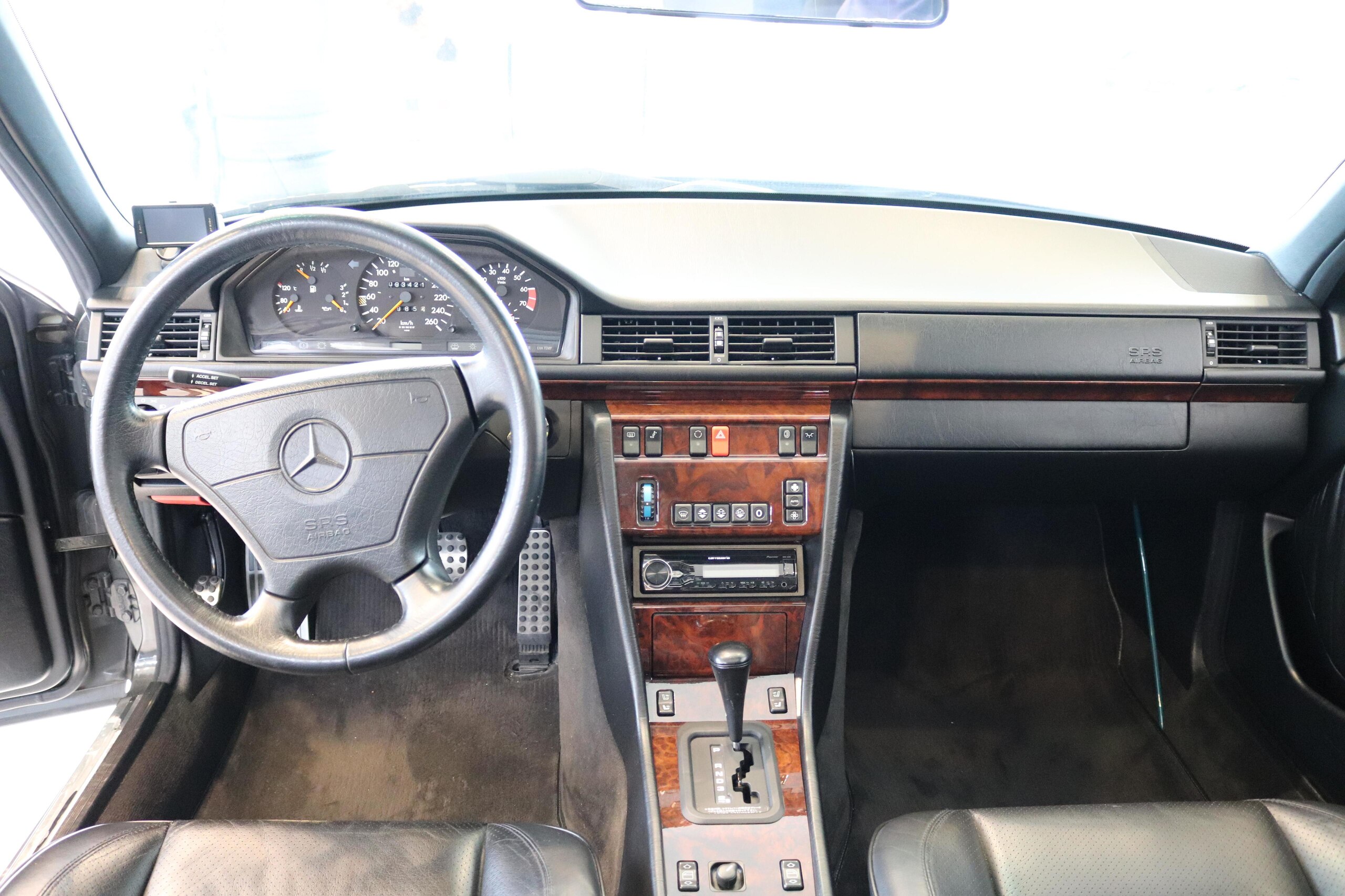 1993 Mercedes Benz E500 — Photo 12 / 21