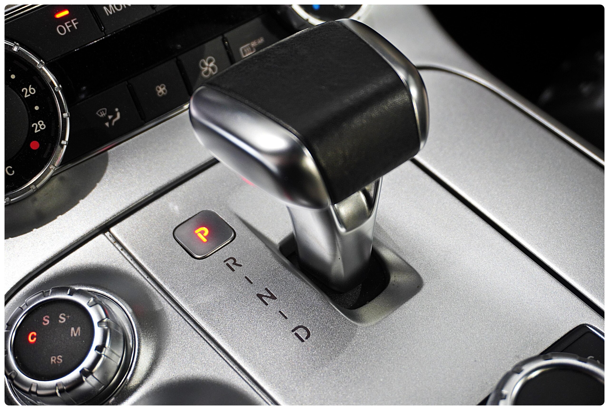 2010 Mercedes Benz SLS AMG — Photo 28 / 38