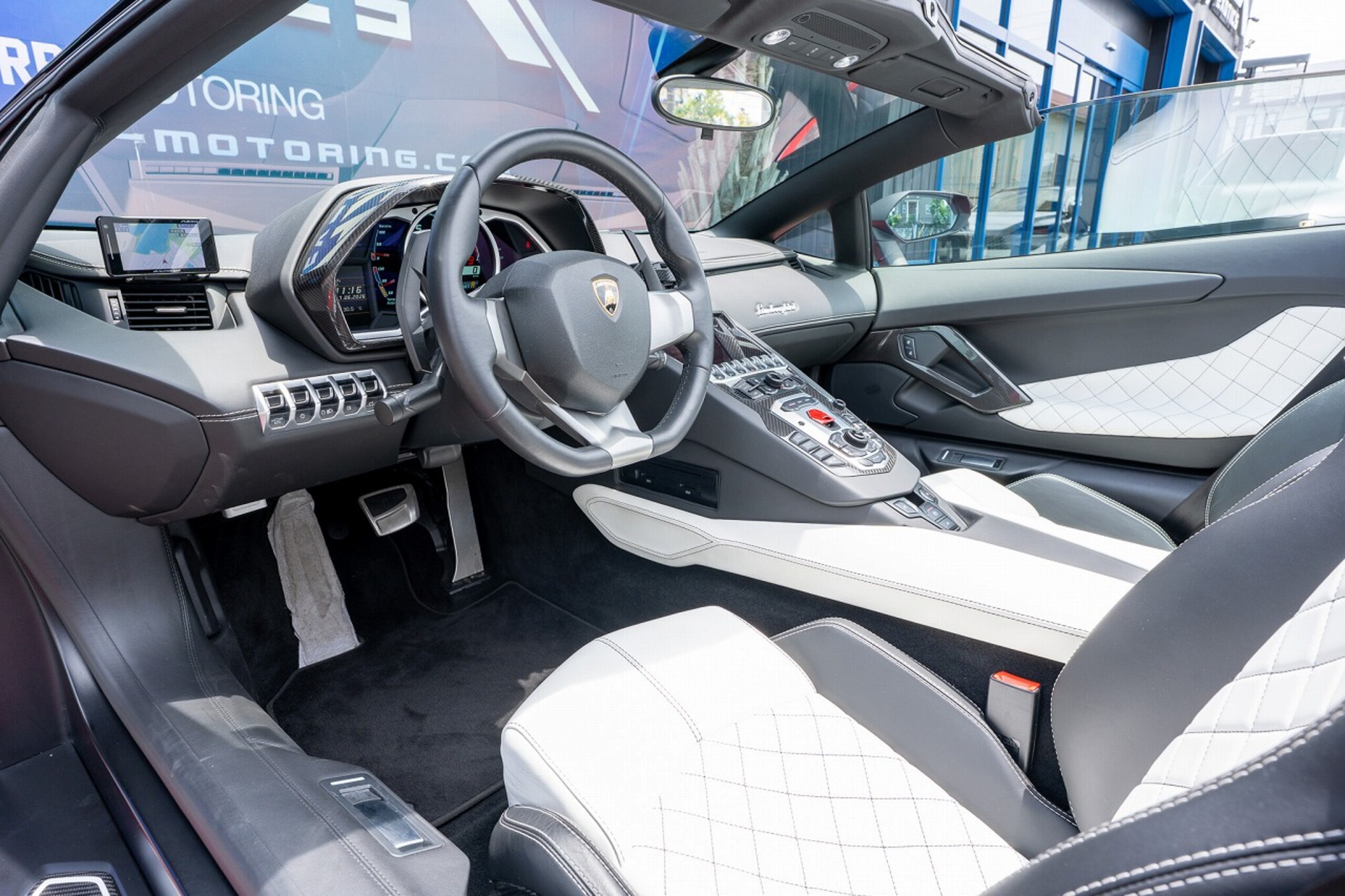 2015 Lamborghini Aventador Roadster — Photo 6 / 16