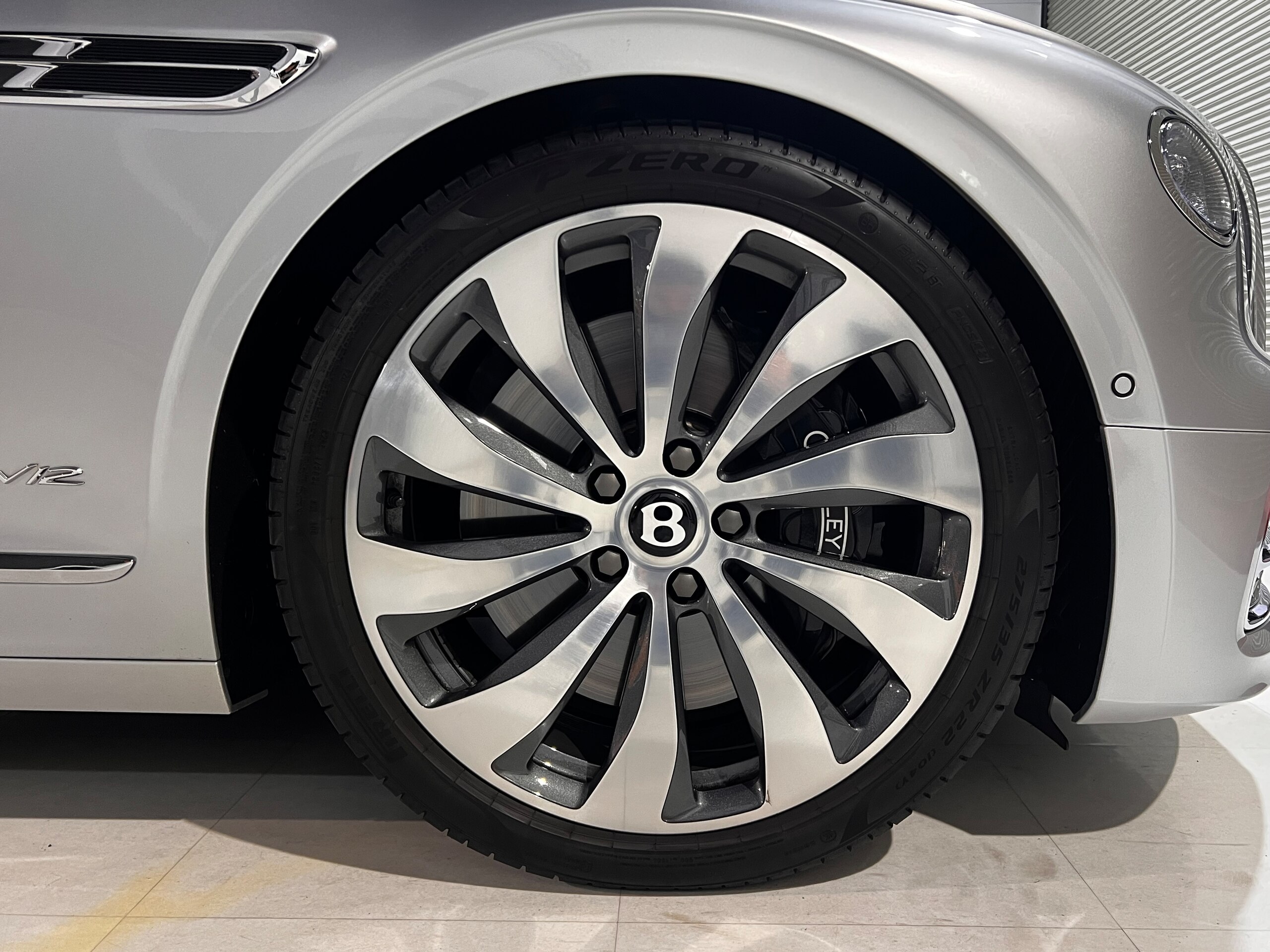 2020 Bentley Flying Spur — Photo 20 / 22