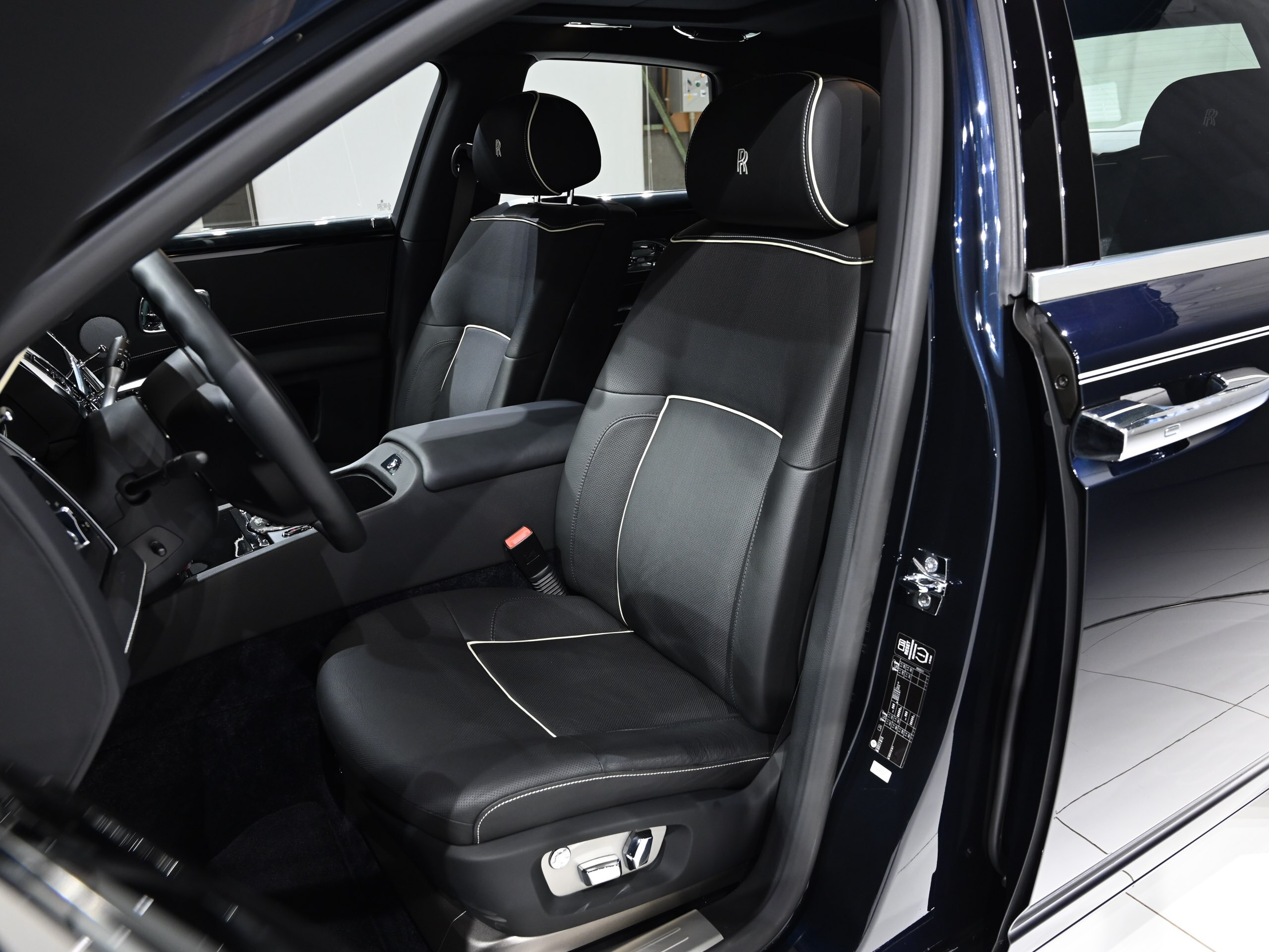 2014 Rolls-Royce Ghost — Photo 7 / 28