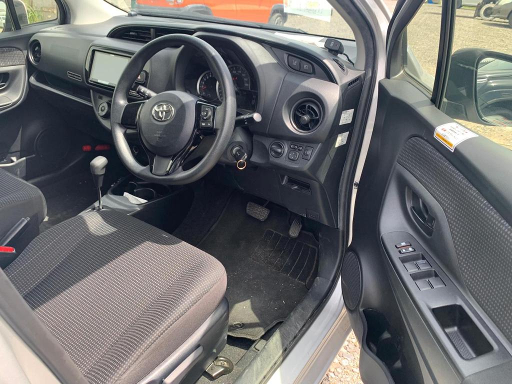 2019 Toyota Vitz — Photo 15 / 21