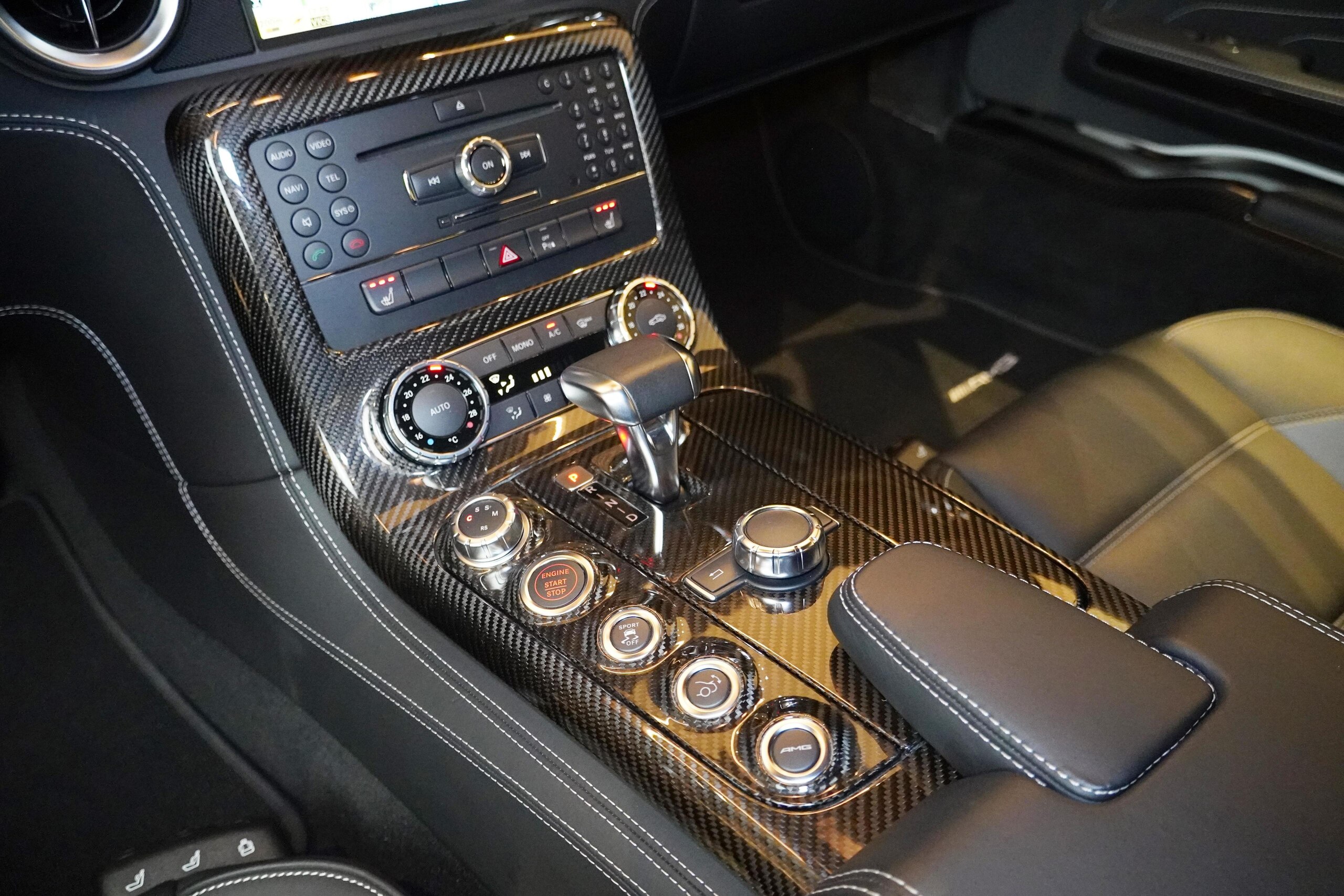 2010 Mercedes Benz SLS AMG — Photo 11 / 19