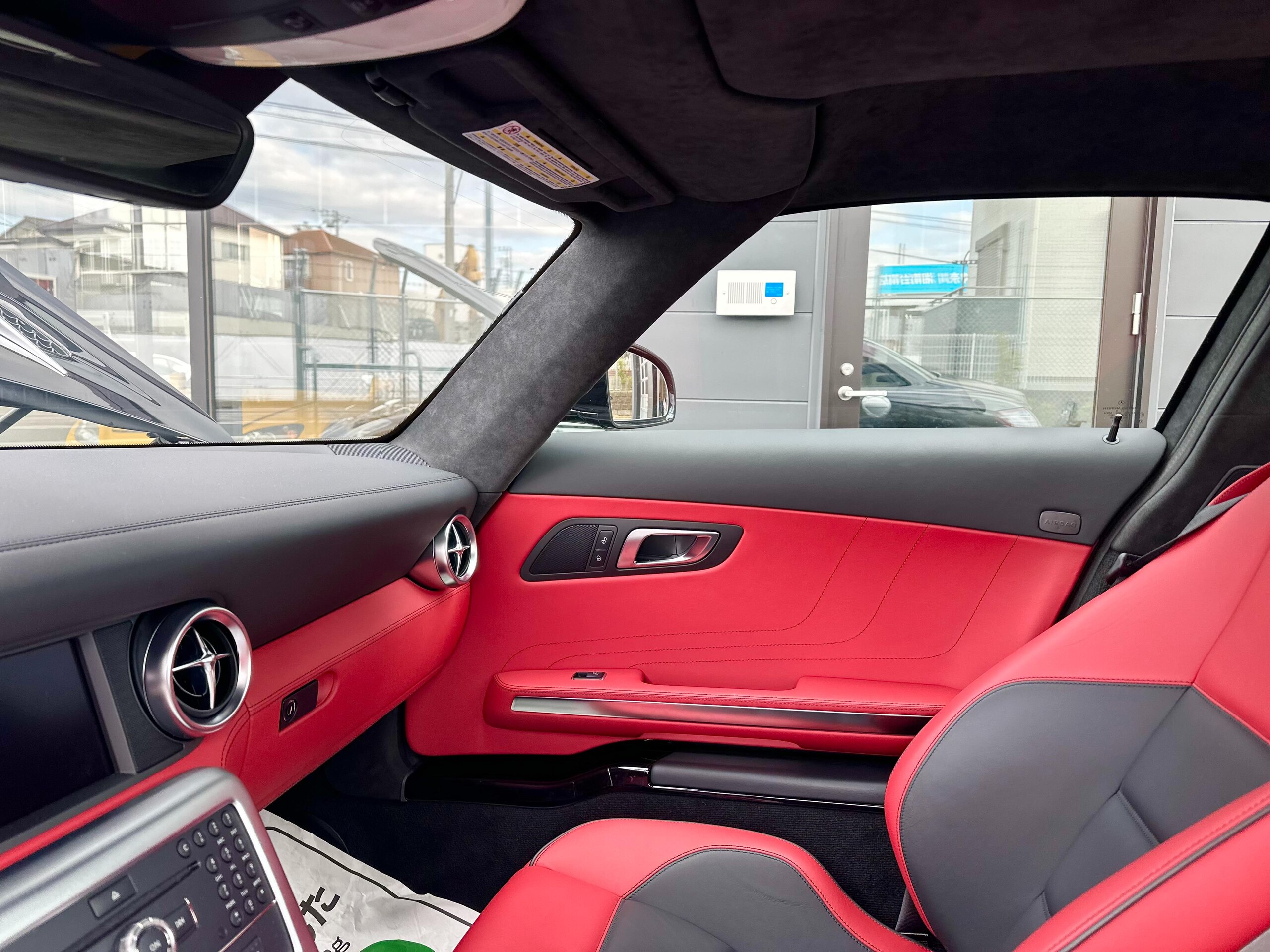 2010 Mercedes Benz SLS AMG — Photo 24 / 25