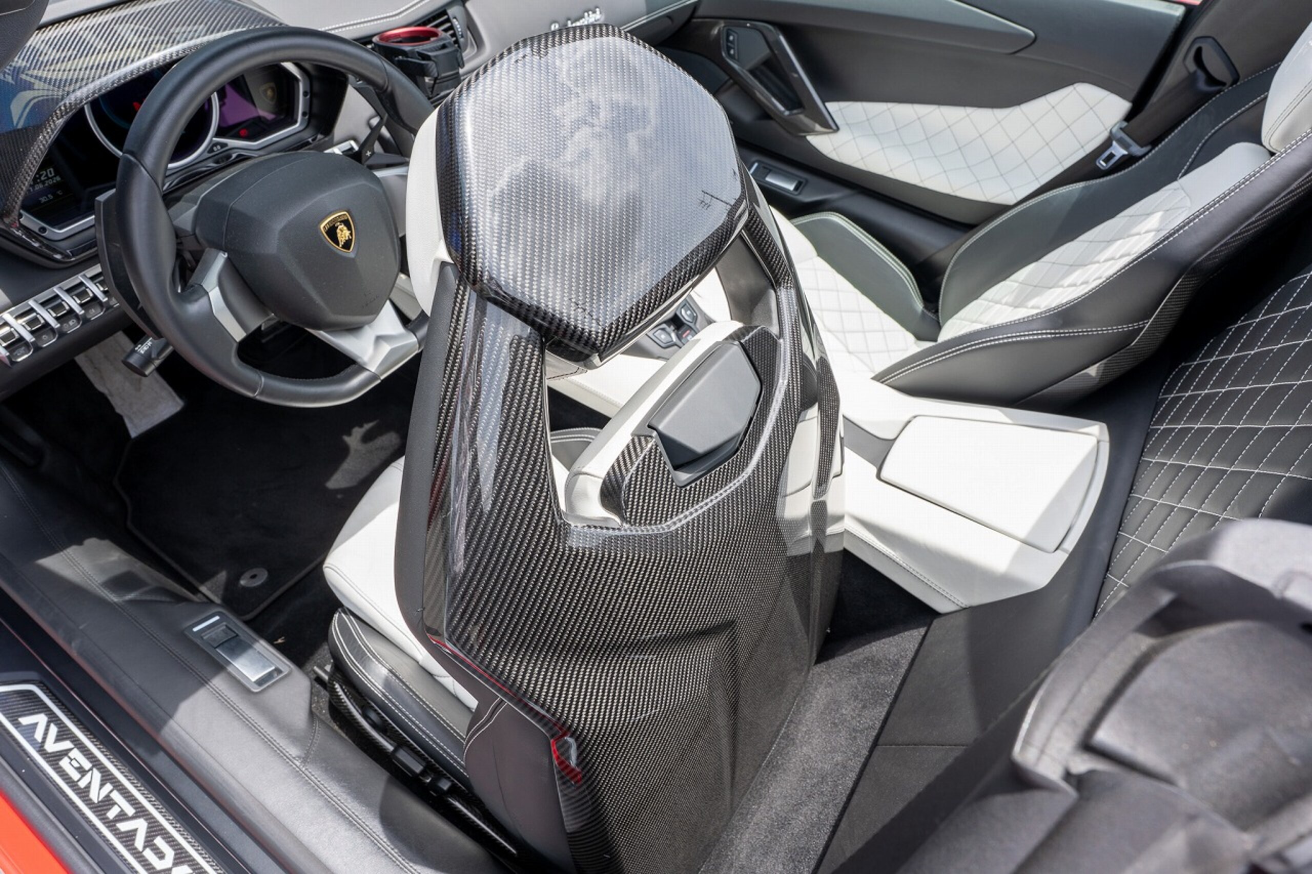 2015 Lamborghini Aventador Roadster — Photo 8 / 16