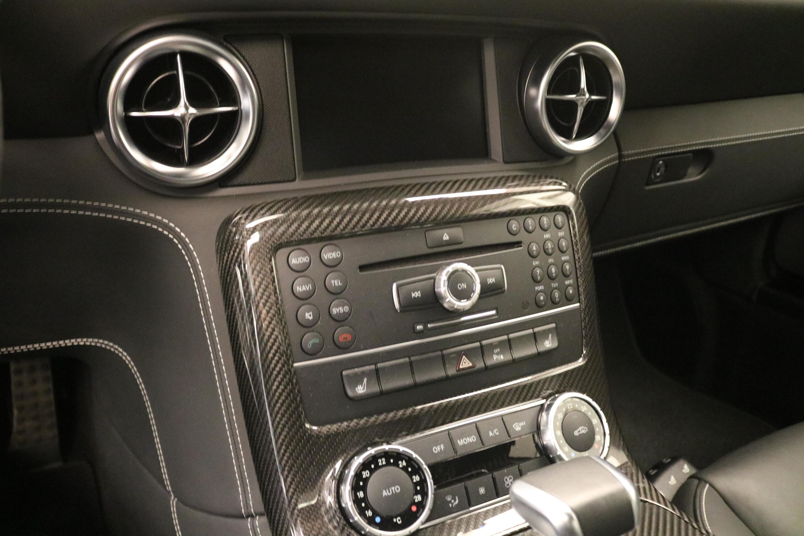 2010 Mercedes Benz SLS AMG — Photo 7 / 14