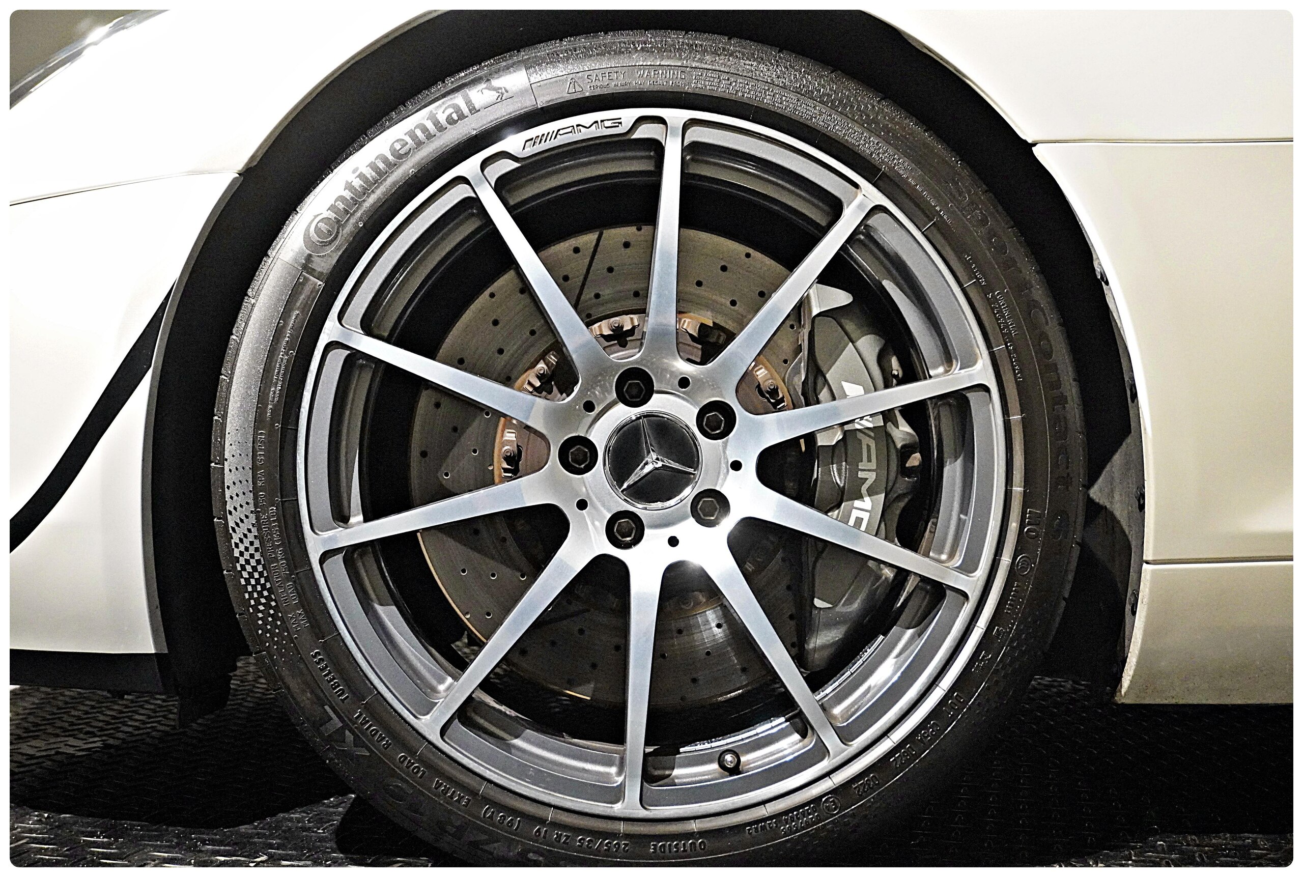 2010 Mercedes Benz SLS AMG — Photo 14 / 38