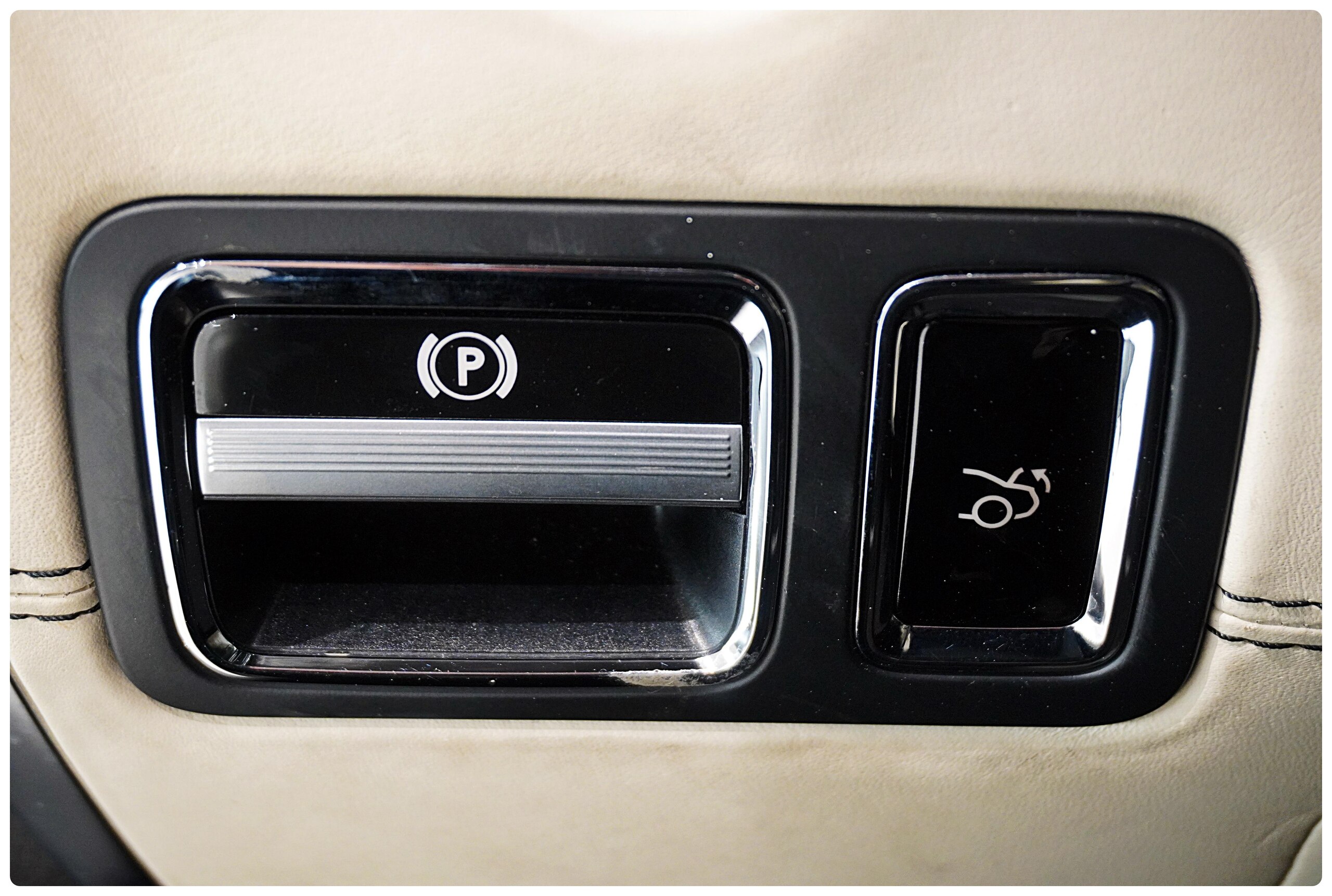 2010 Mercedes Benz SLS AMG — Photo 22 / 38