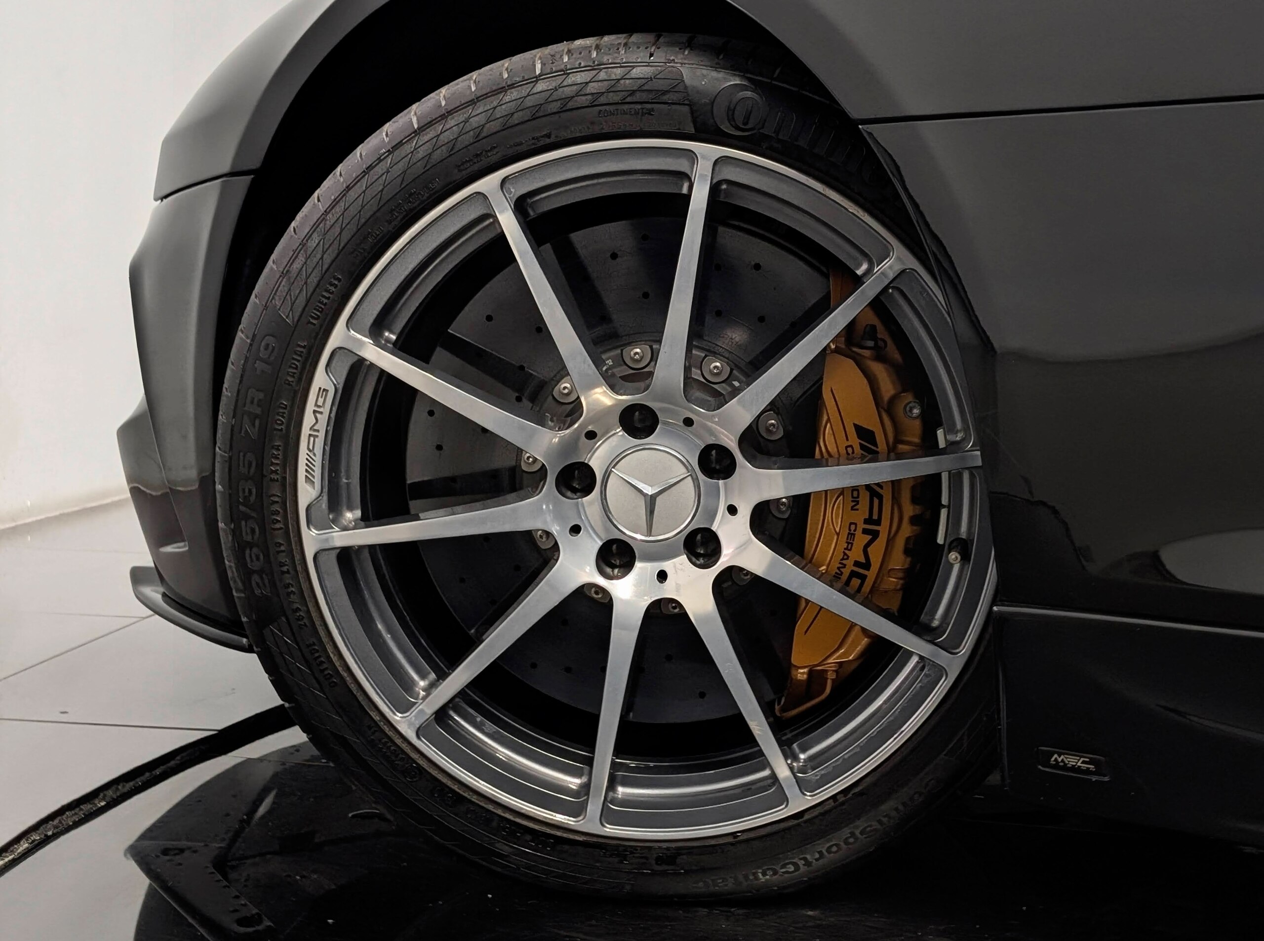 2010 Mercedes Benz SLS AMG — Photo 17 / 19