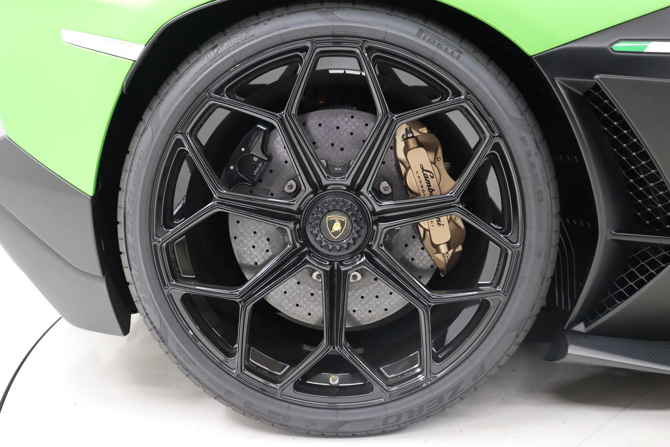 2019 Lamborghini Aventador SVJ — Photo 27 / 28