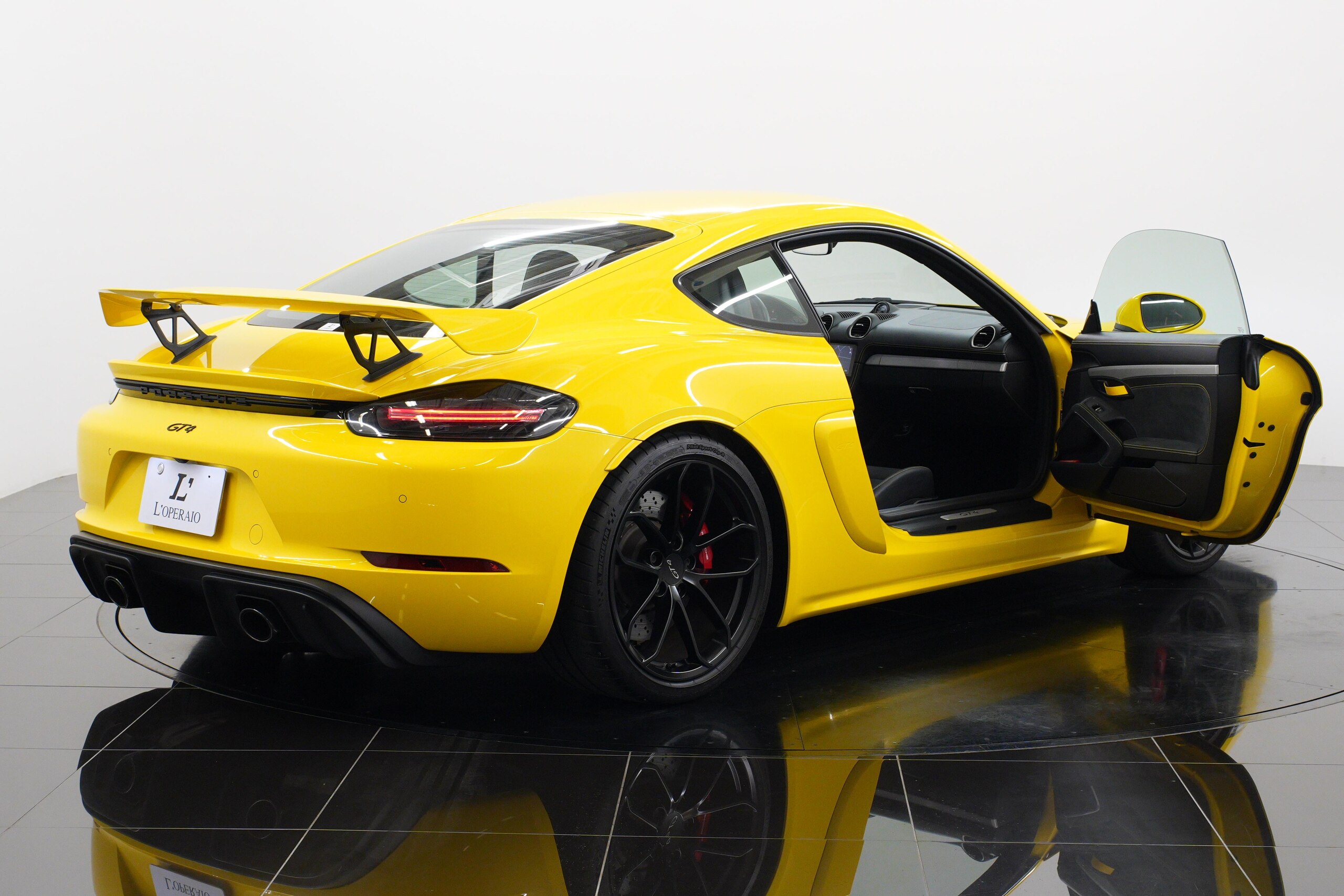 2022 Porsche 718 Cayman GT4 — Photo 30 / 35