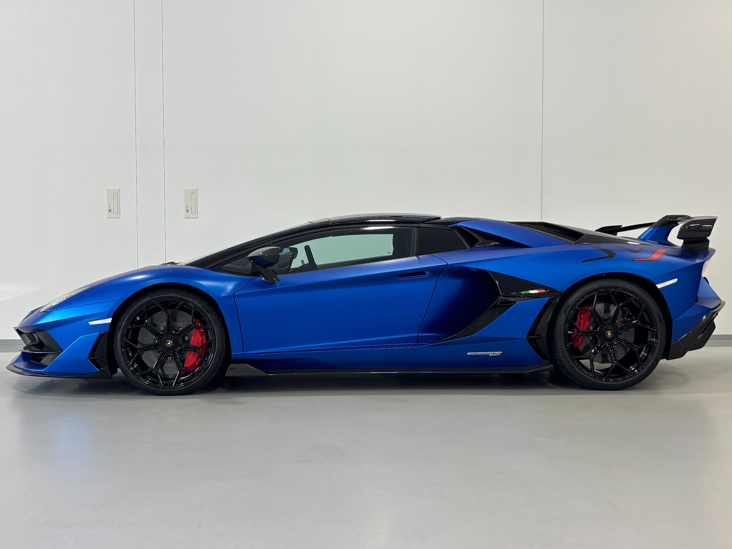 2020 Lamborghini Aventador SVJ Roadster — Photo 11 / 40