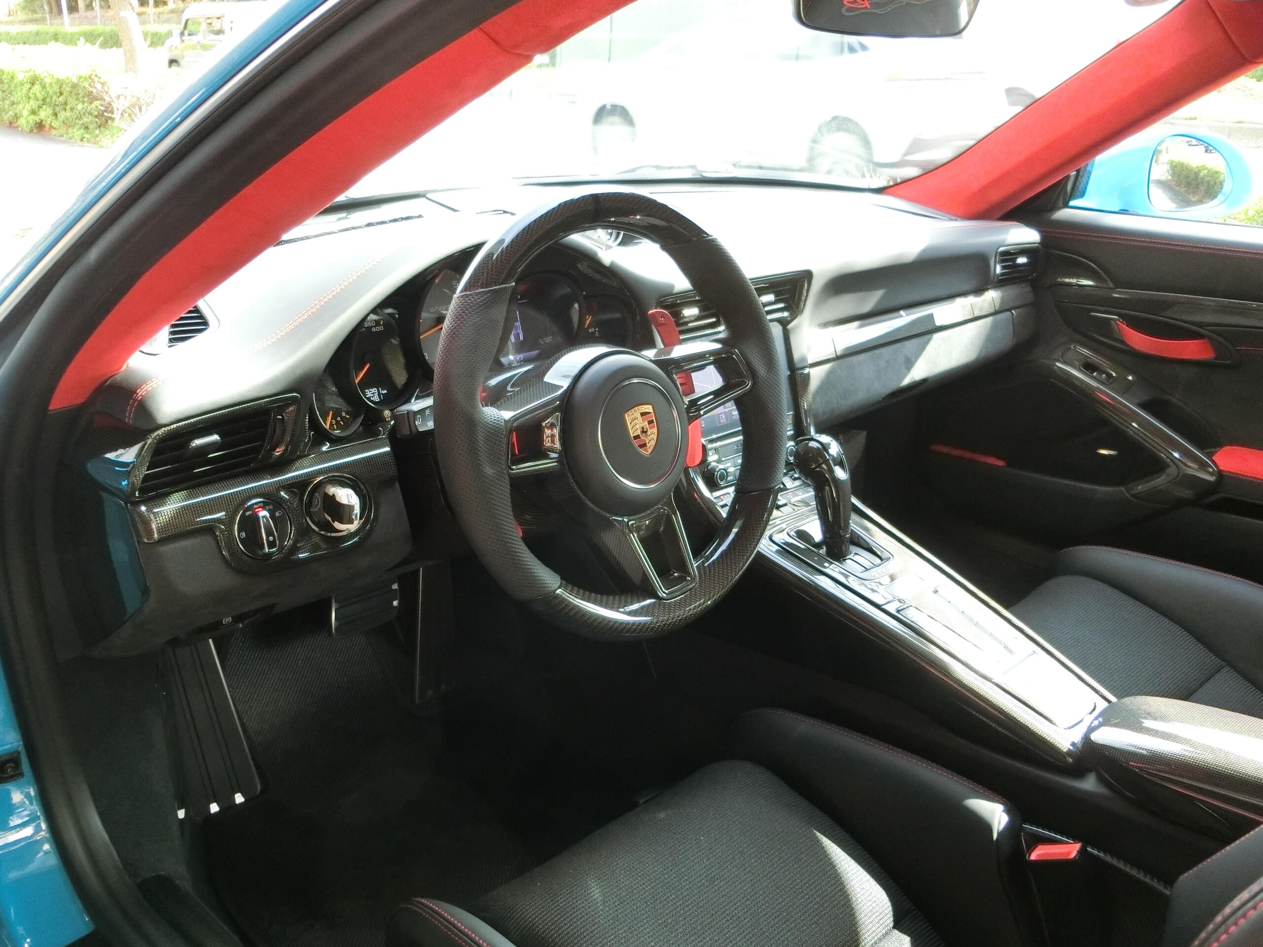 2019 Porsche 911 GT2 RS — Photo 8 / 18