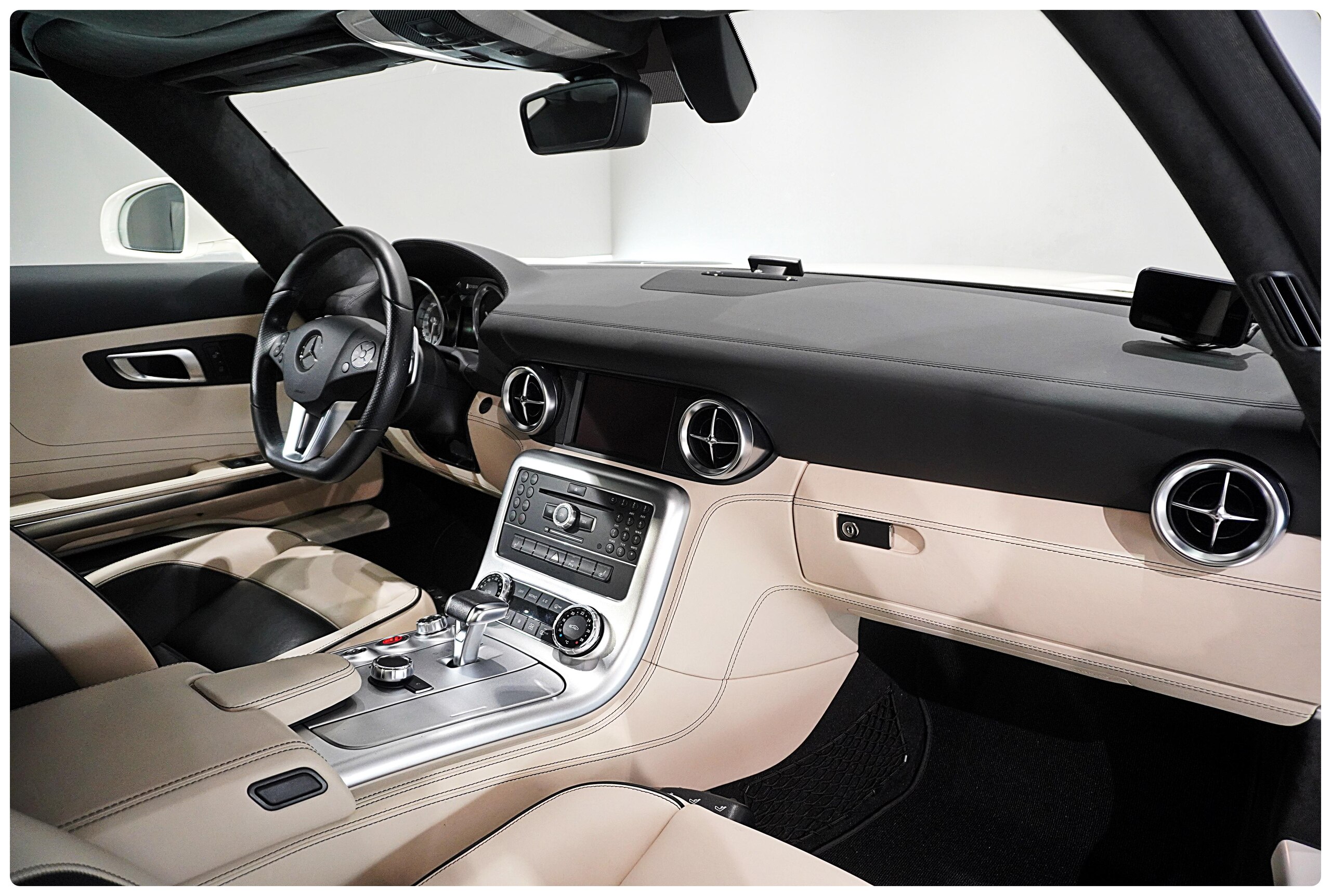 2010 Mercedes Benz SLS AMG — Photo 17 / 38
