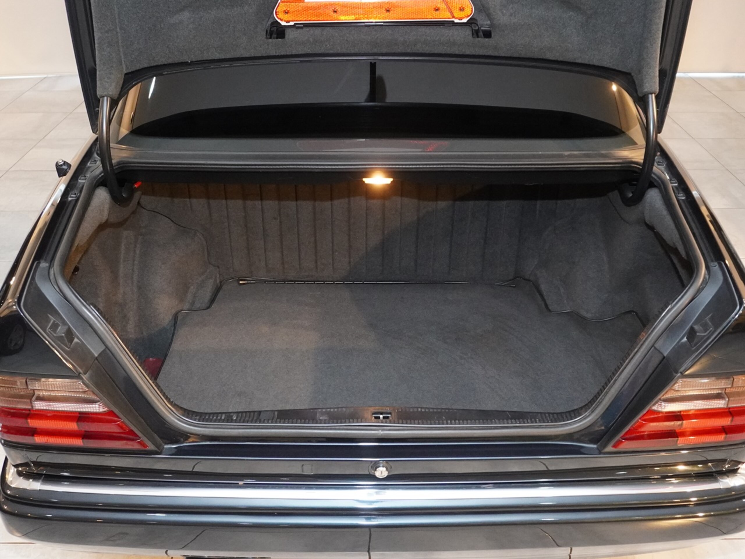 1994 Mercedes Benz E500 Limited — Photo 18 / 18