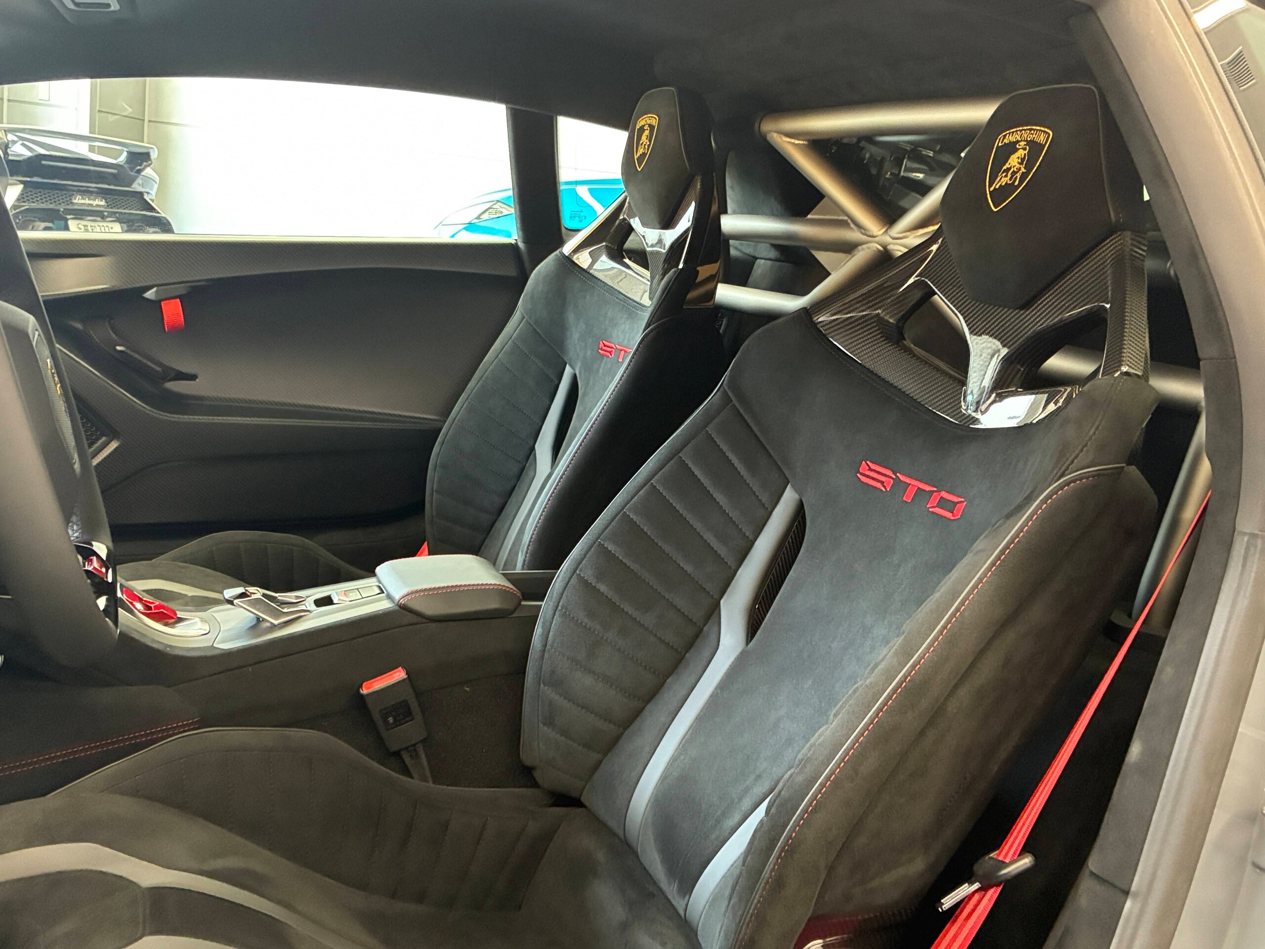 2022 Lamborghini Huracán STO — Photo 9 / 18