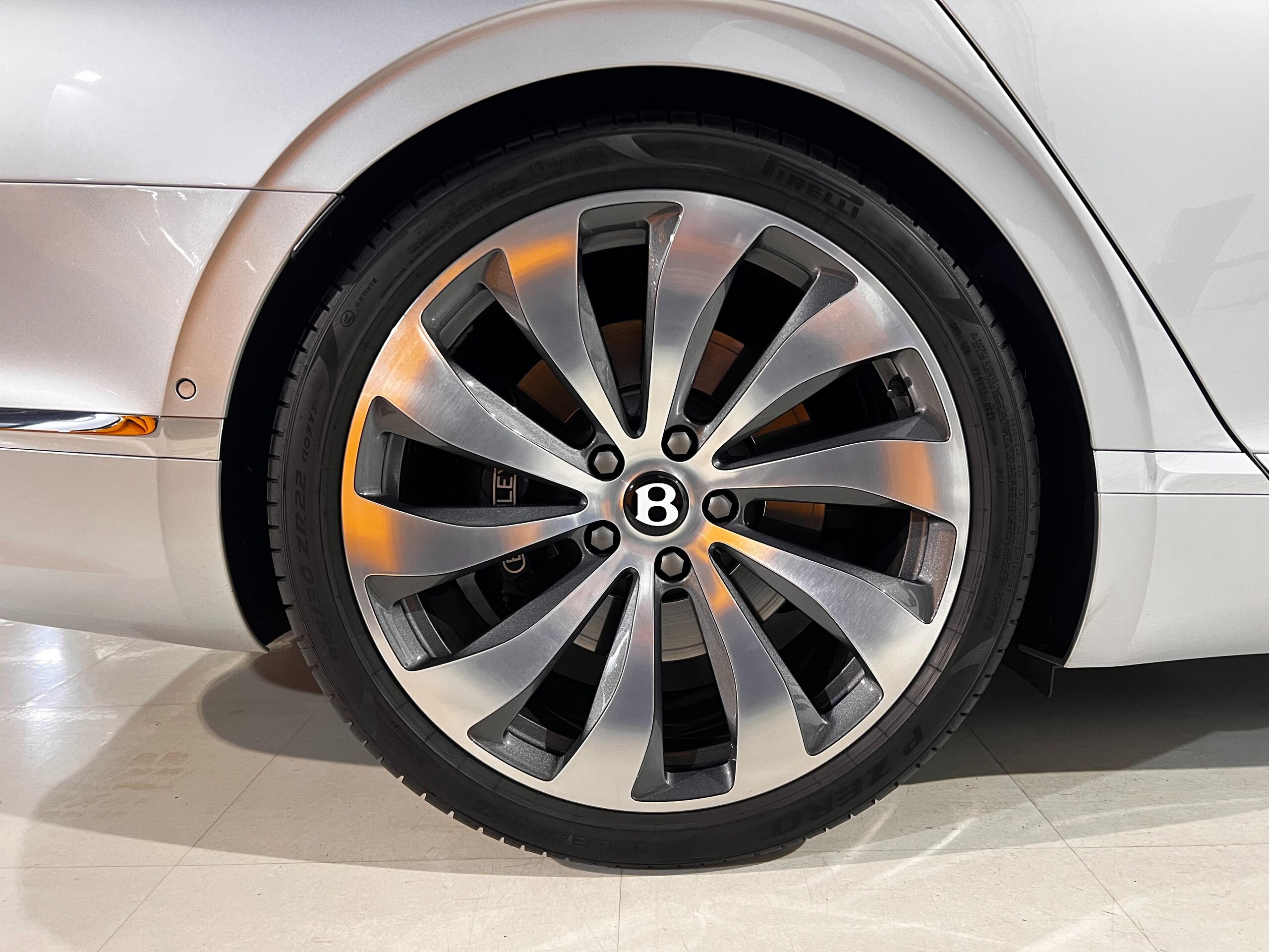 2020 Bentley Flying Spur — Photo 23 / 25