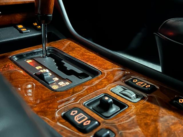 1989 Mercedes Benz 560SEL — Photo 8 / 11