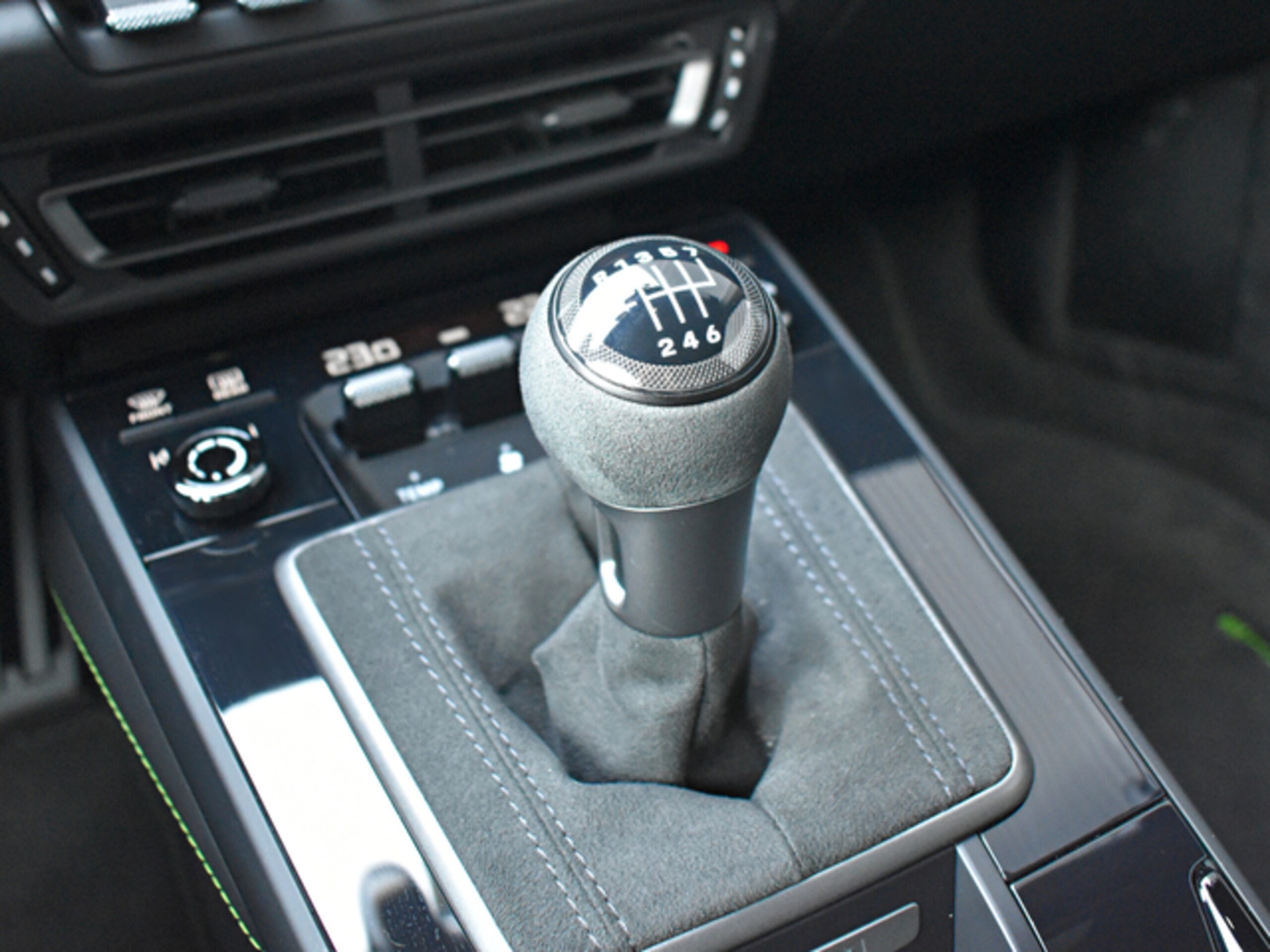 2023 Porsche 911 Carrera T — Photo 12 / 16