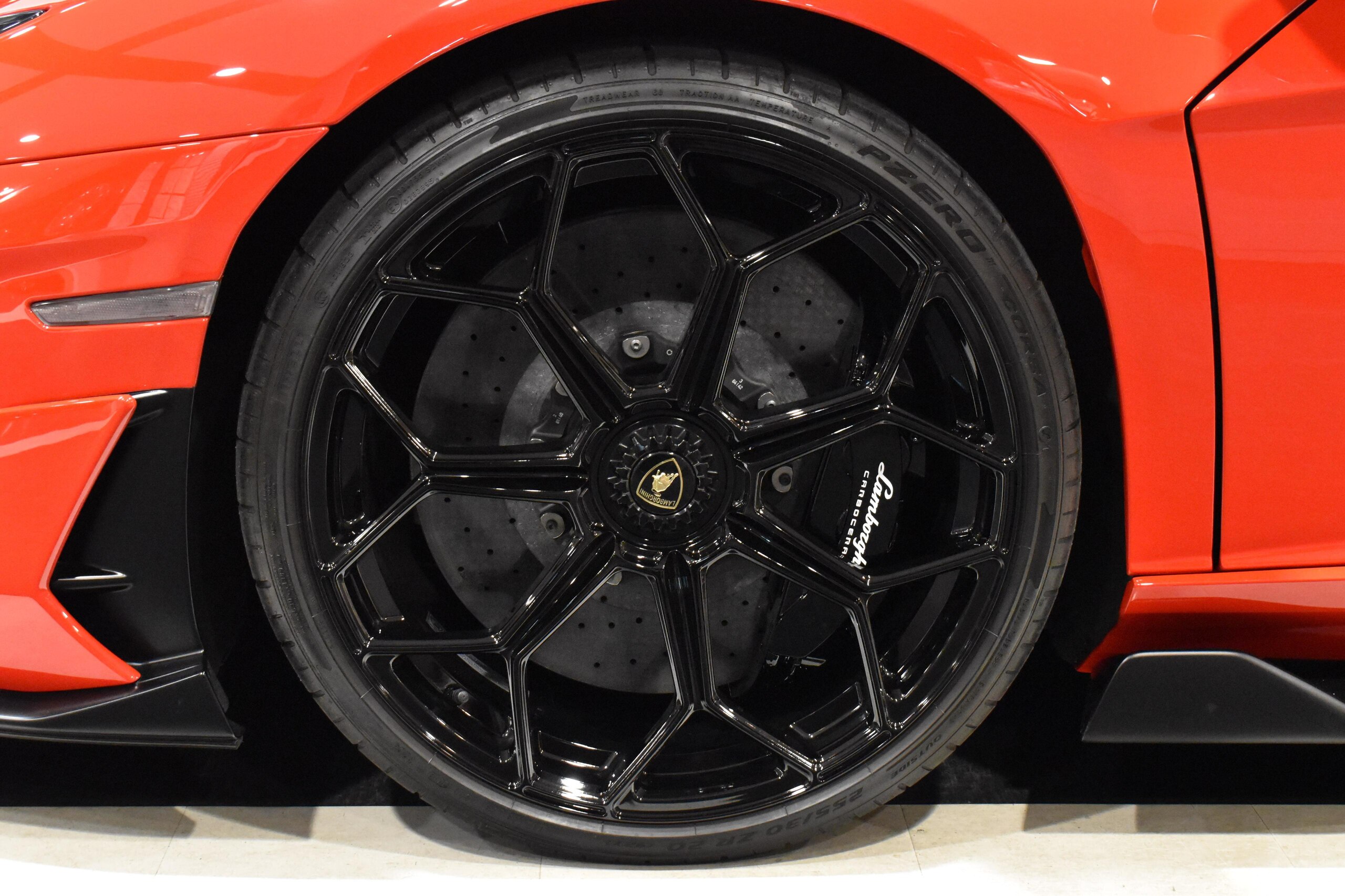 2019 Lamborghini Aventador SVJ — Photo 14 / 16