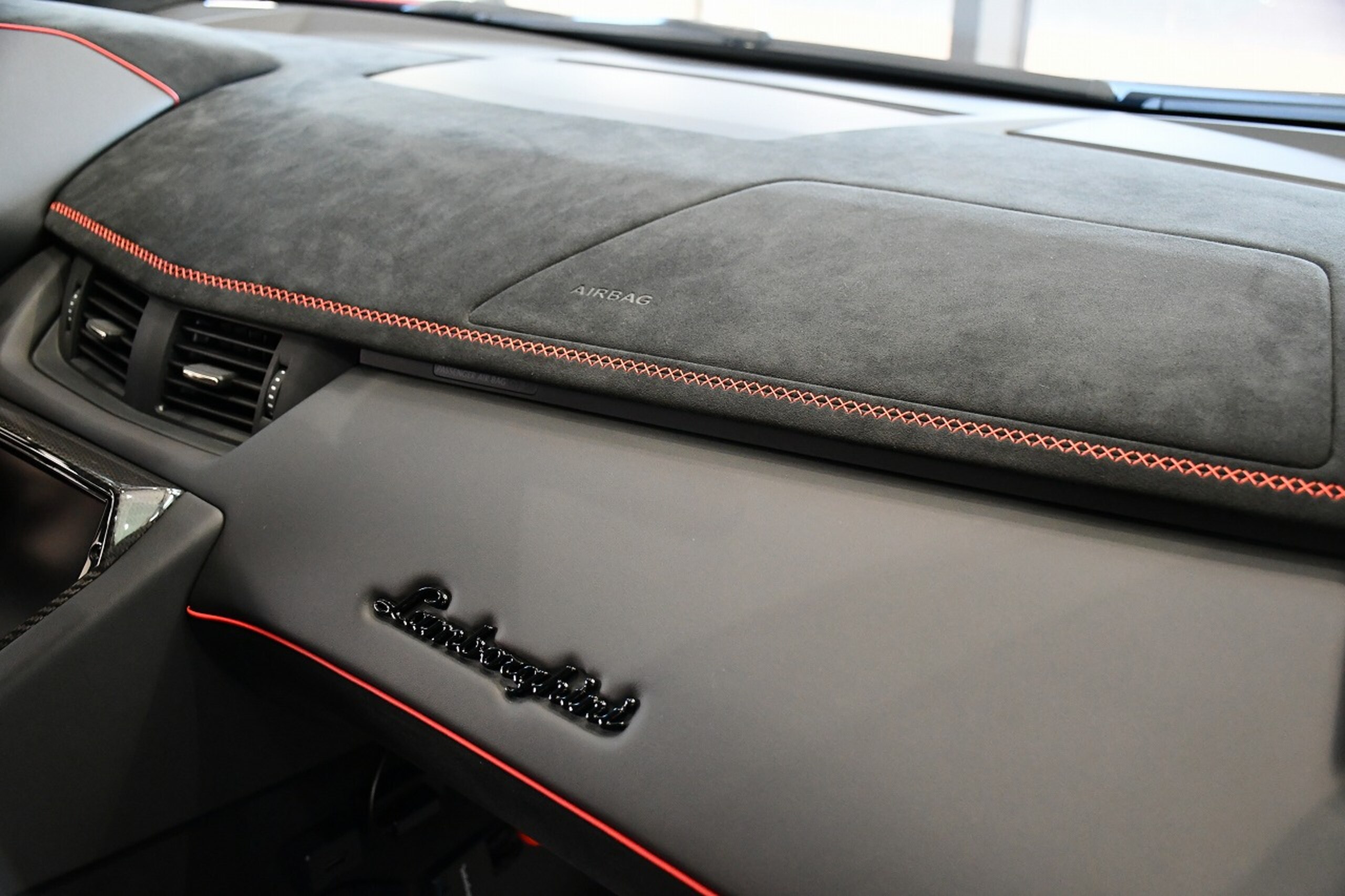 2019 Lamborghini Aventador SVJ — Photo 38 / 46