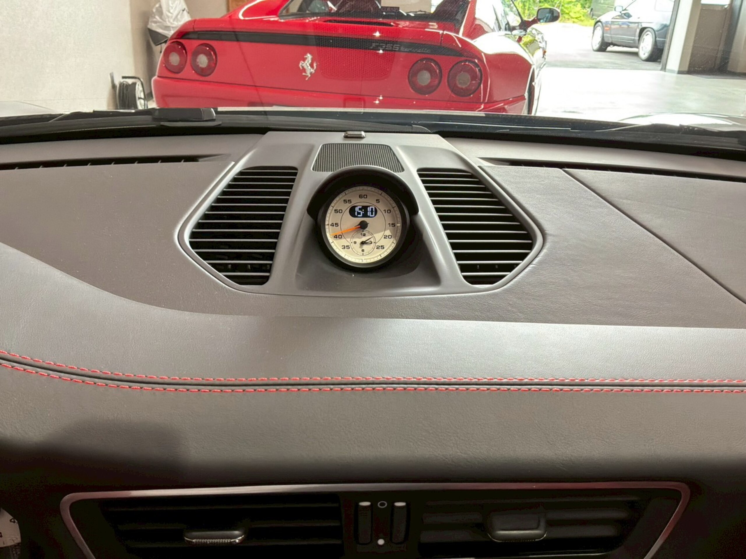 2019 Porsche 911 GT2 RS — Photo 17 / 32