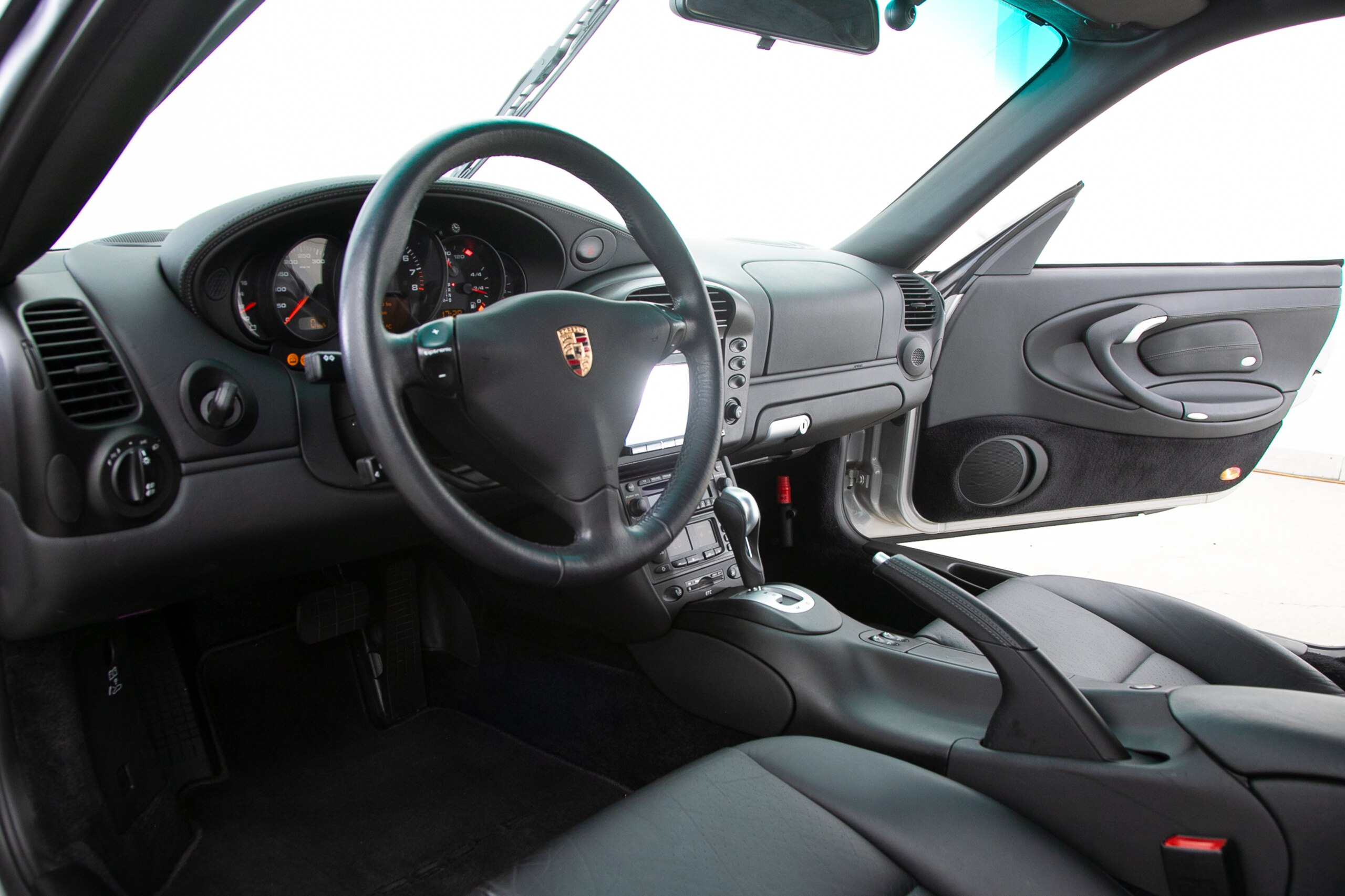 2002 Porsche 911 Carrera 4 — Photo 8 / 20