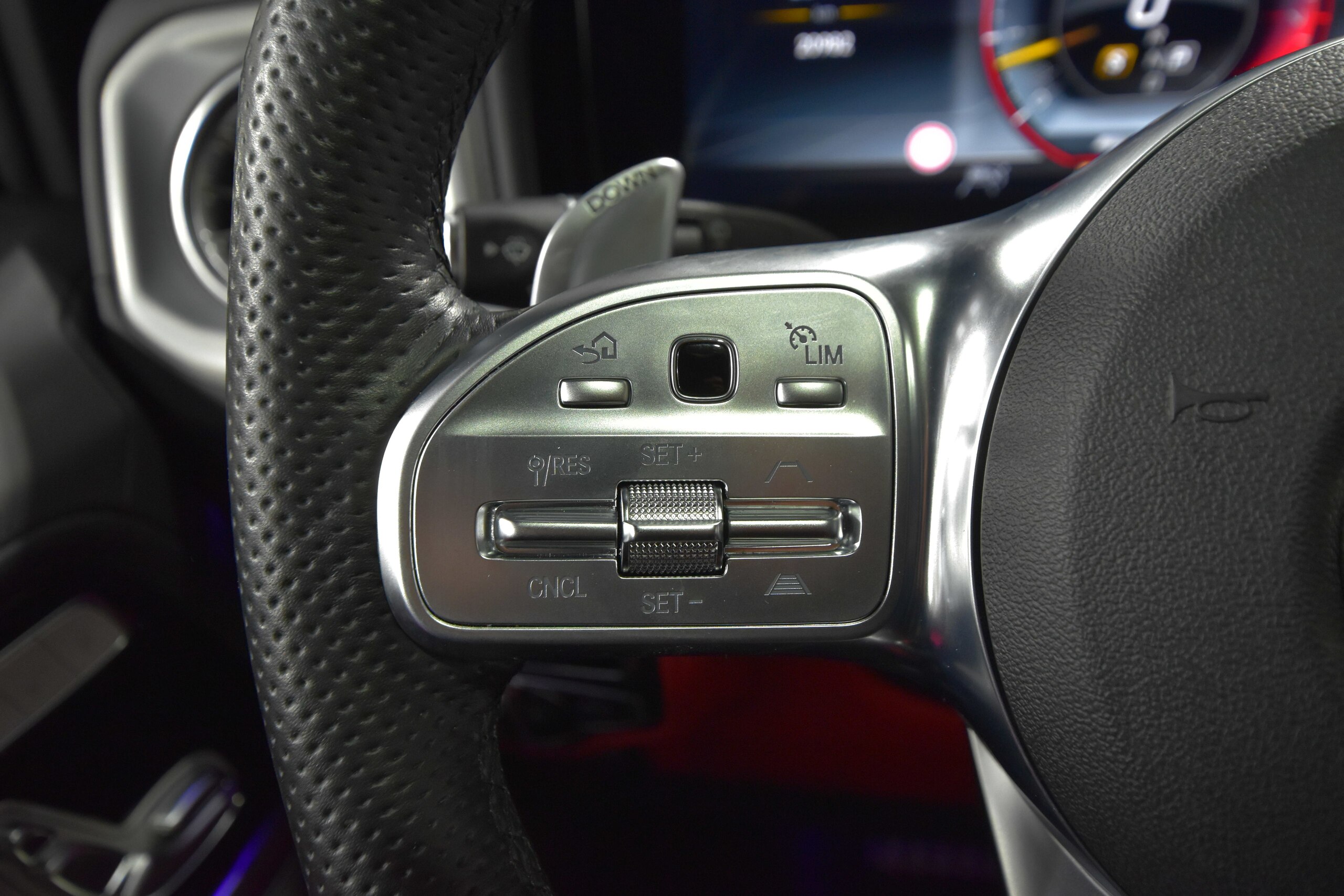 2020 Mercedes Benz G63 AMG — Photo 16 / 32