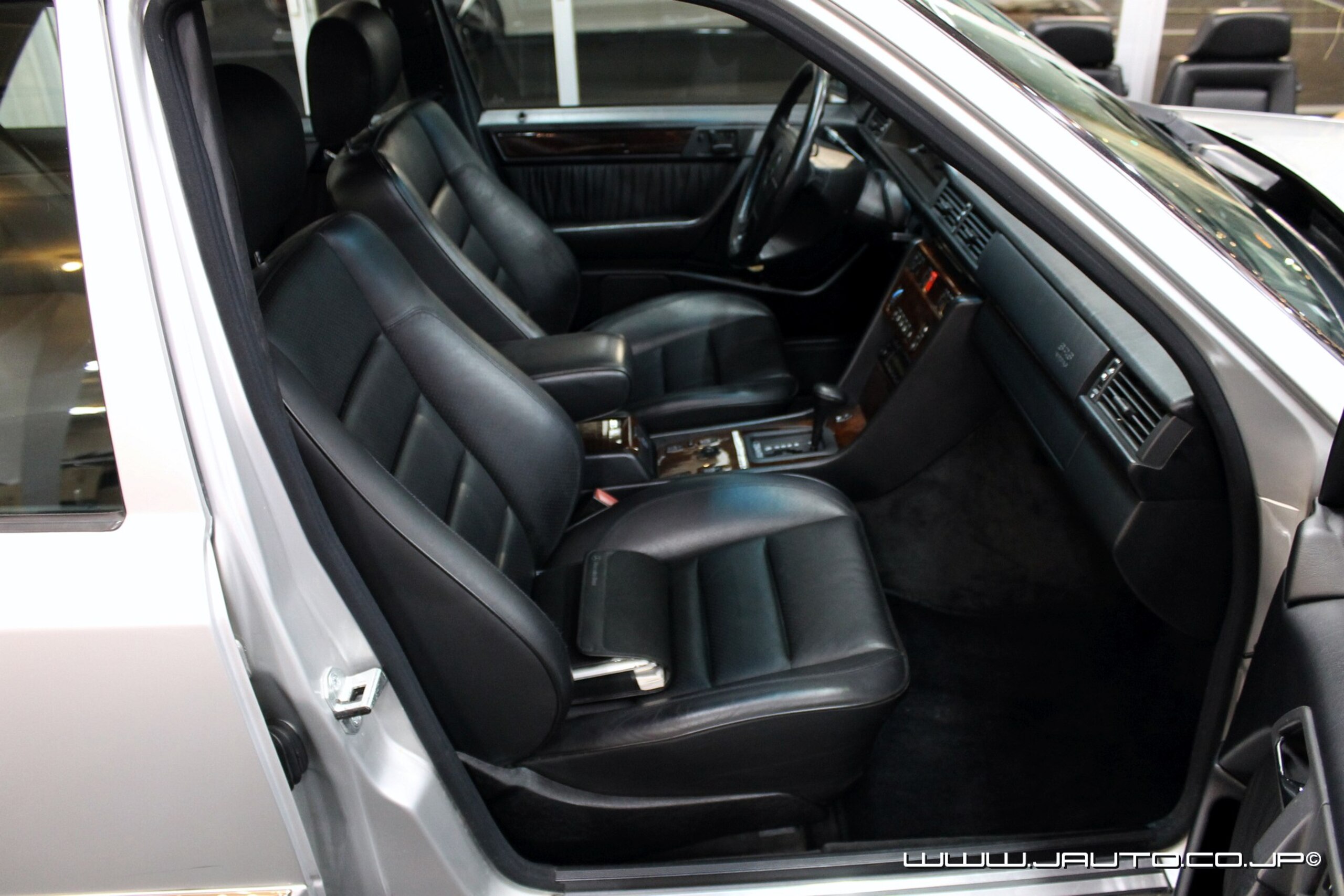 1994 Mercedes Benz E500 — Photo 9 / 14