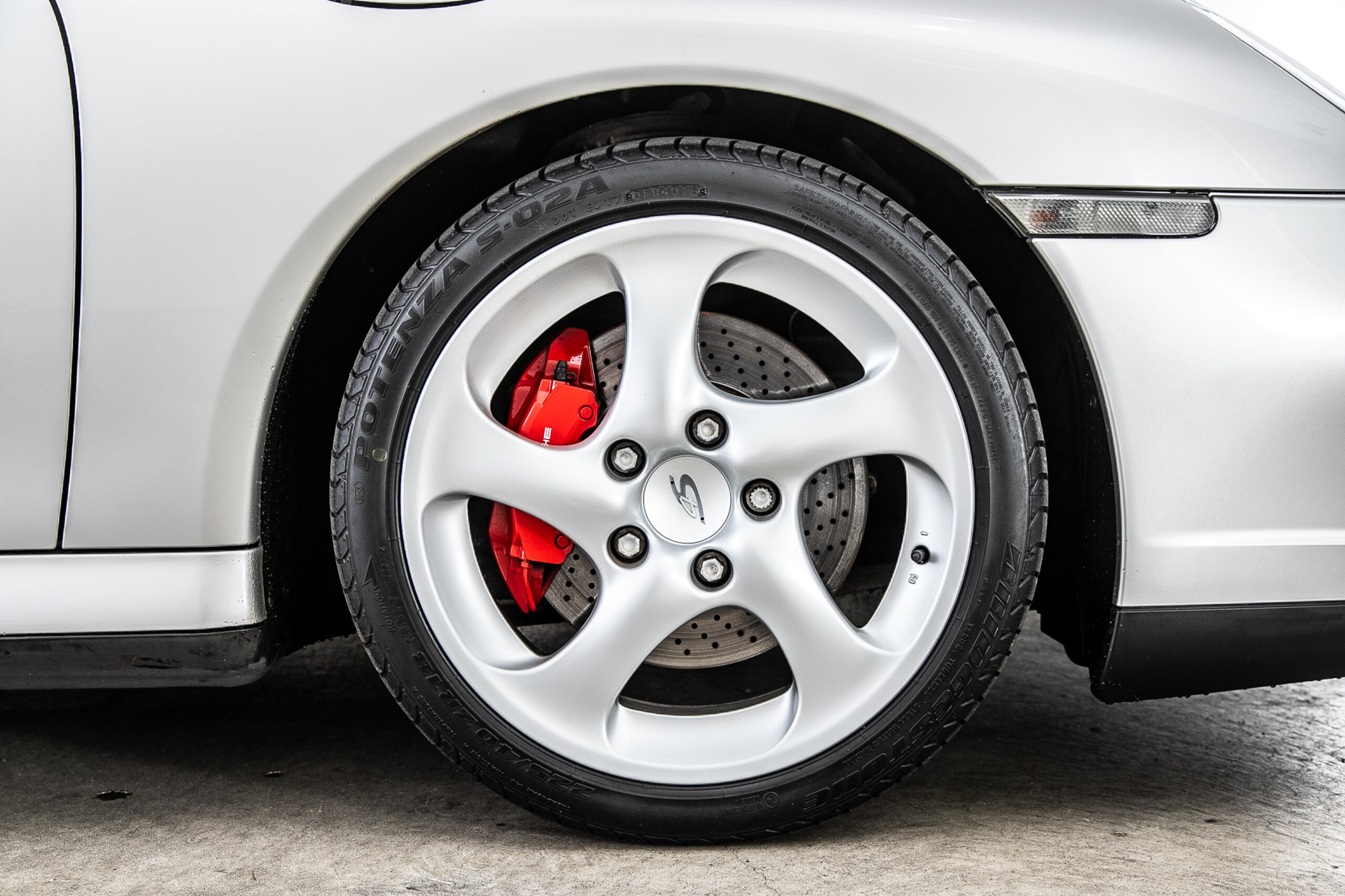 2002 Porsche 911 Carrera 4 — Photo 18 / 20