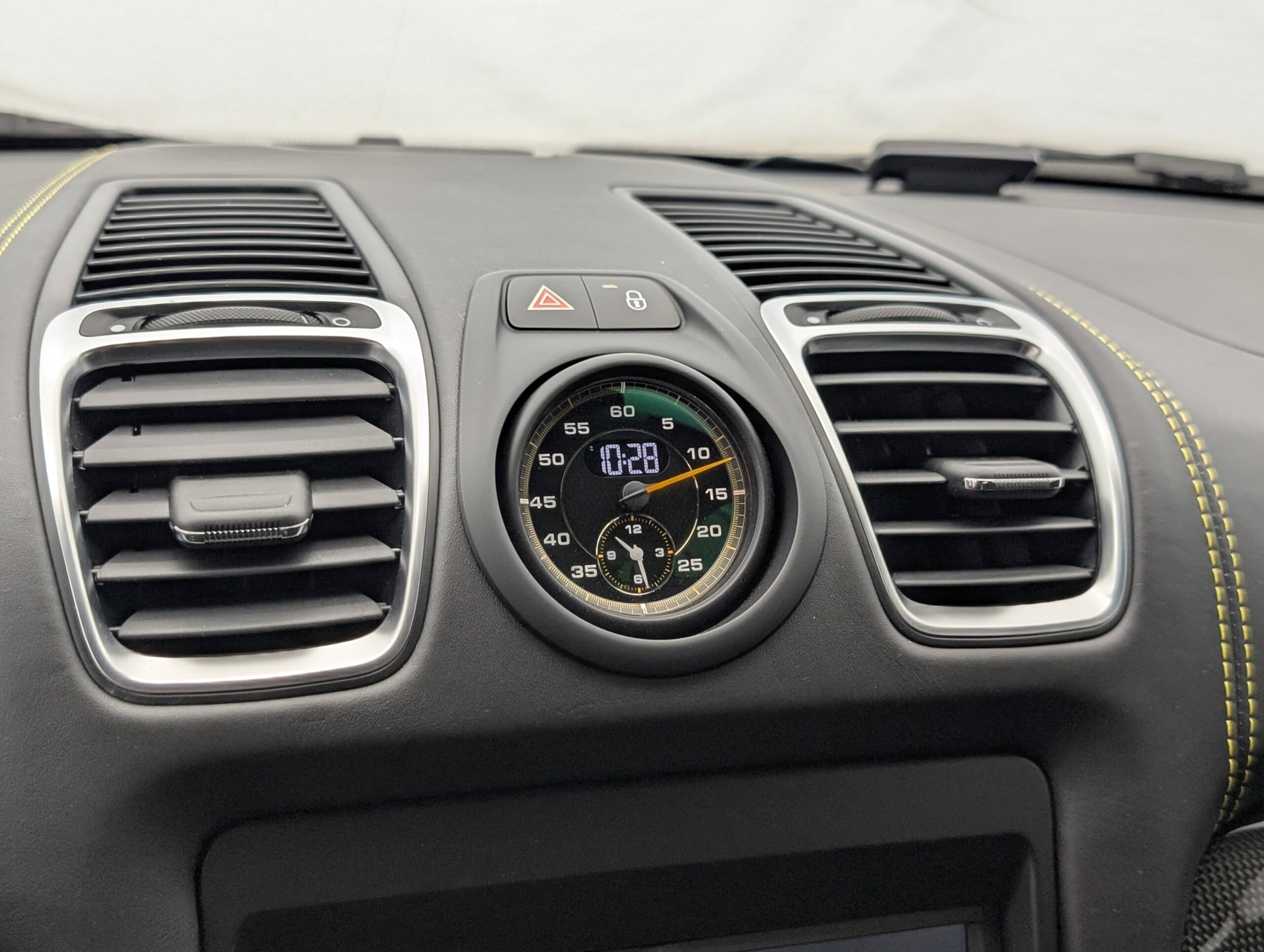 2016 Porsche Cayman GT4 — Photo 19 / 38