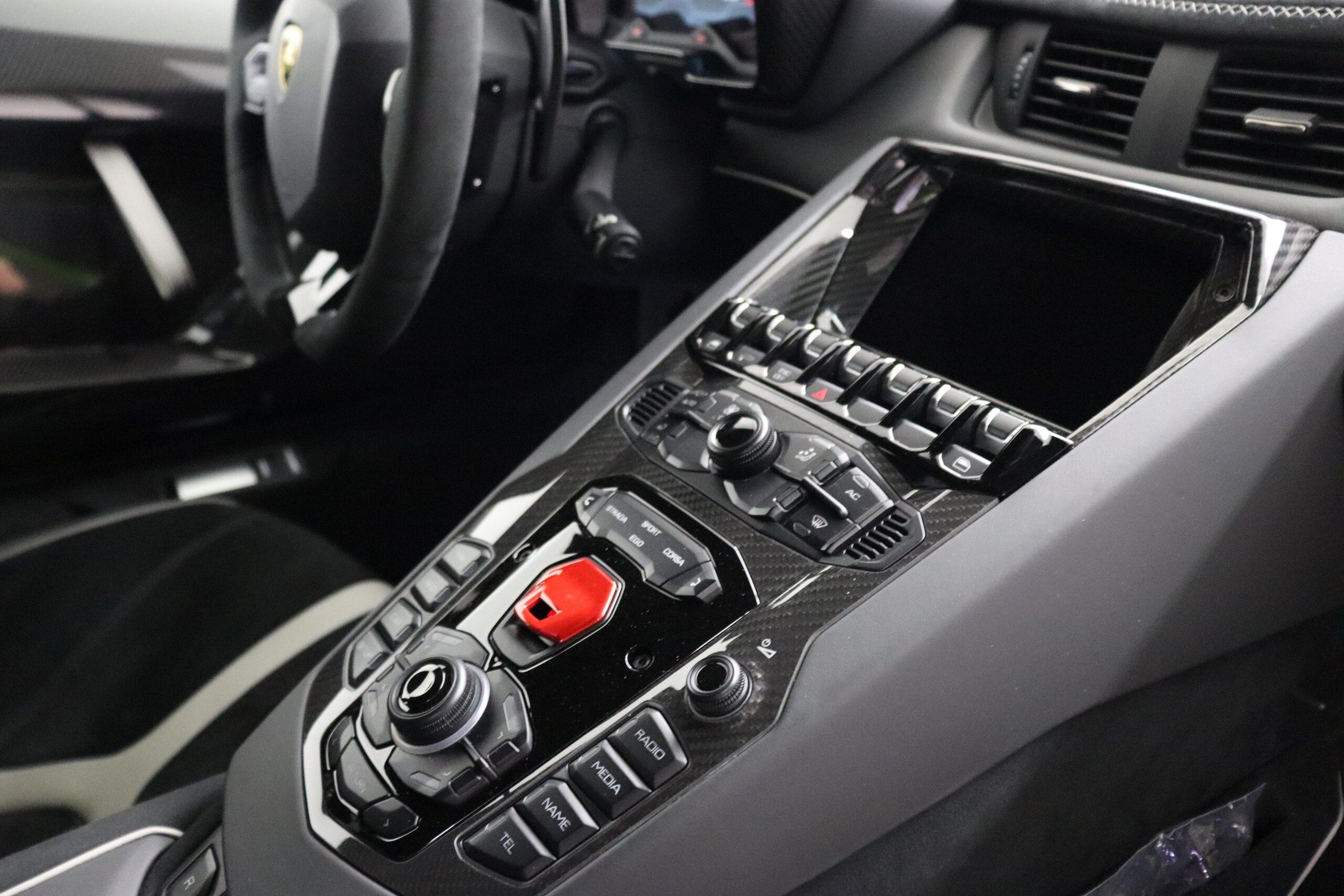 2019 Lamborghini Aventador SVJ — Photo 21 / 28