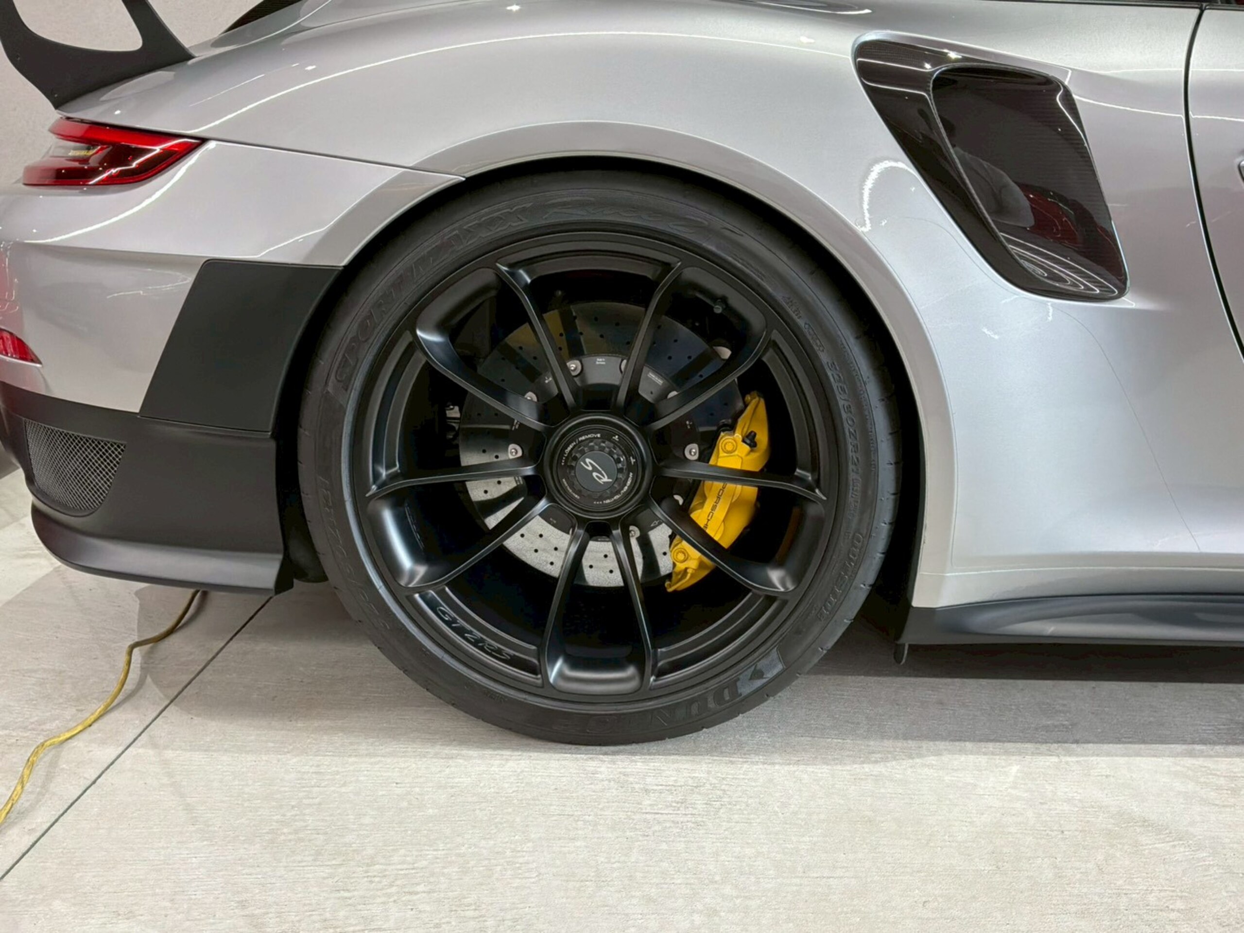 2019 Porsche 911 GT2 RS — Photo 28 / 32