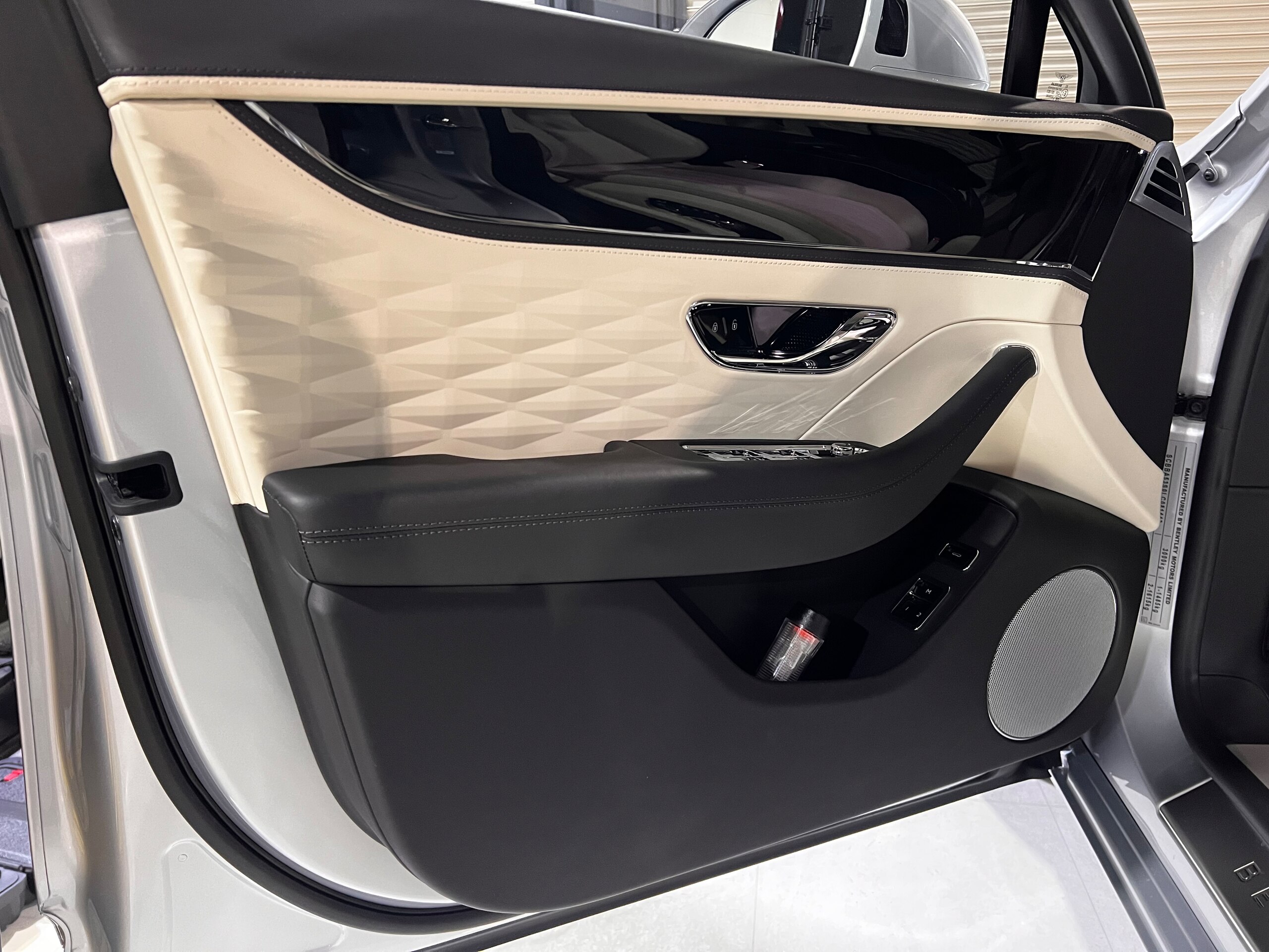 2020 Bentley Flying Spur — Photo 12 / 25
