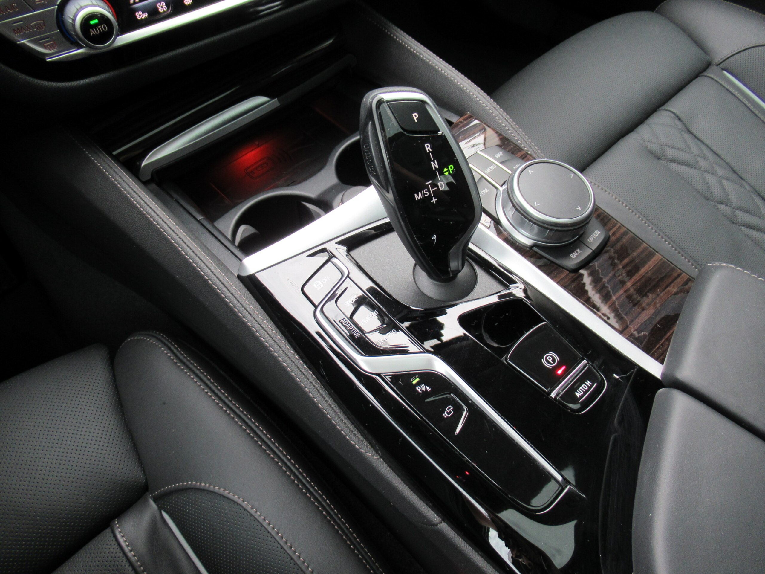 2021 BMW 530i Luxury — Photo 18 / 23