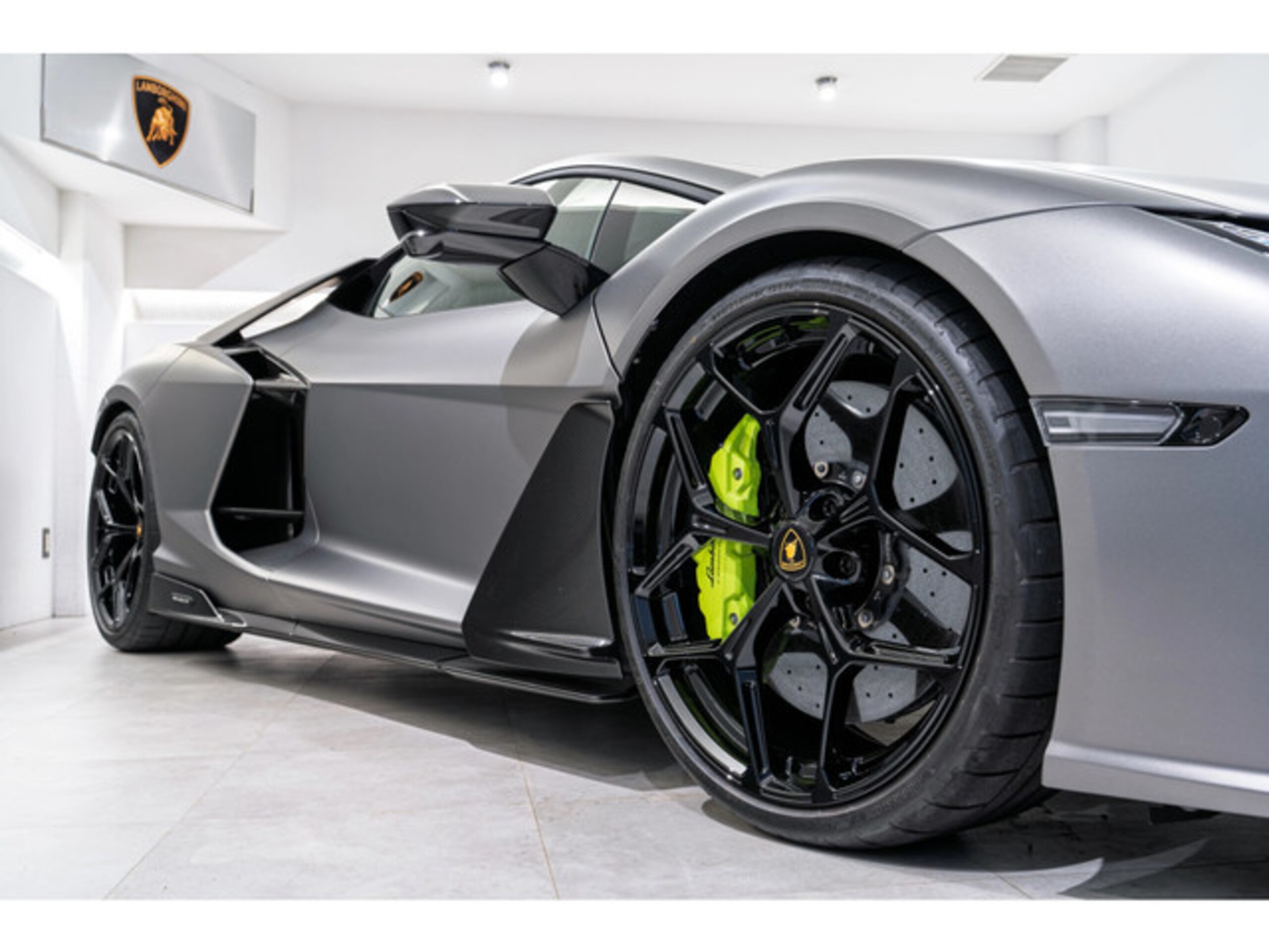 2024 Lamborghini Revuelto — Photo 12 / 31