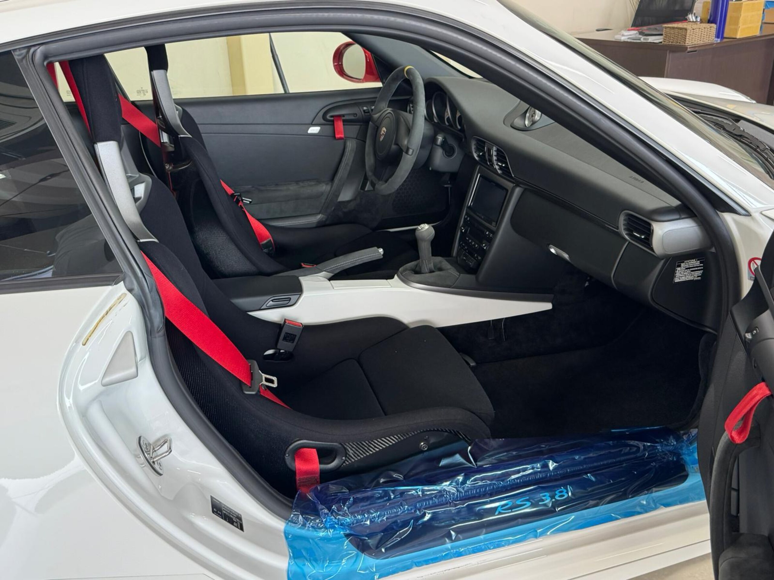 2011 Porsche 911 GT3 RS — Photo 18 / 40