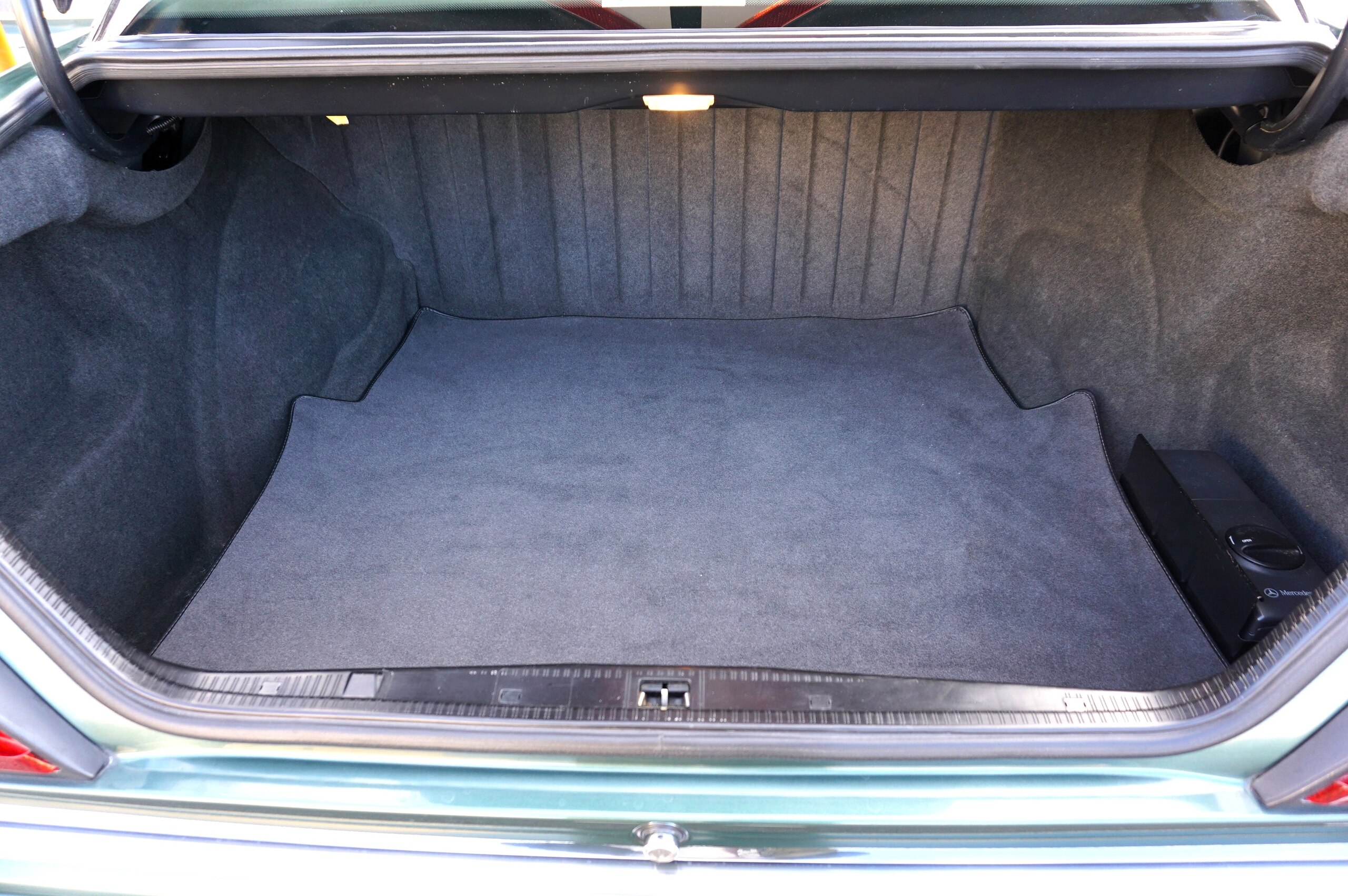 1994 Mercedes Benz E280 — Photo 15 / 16