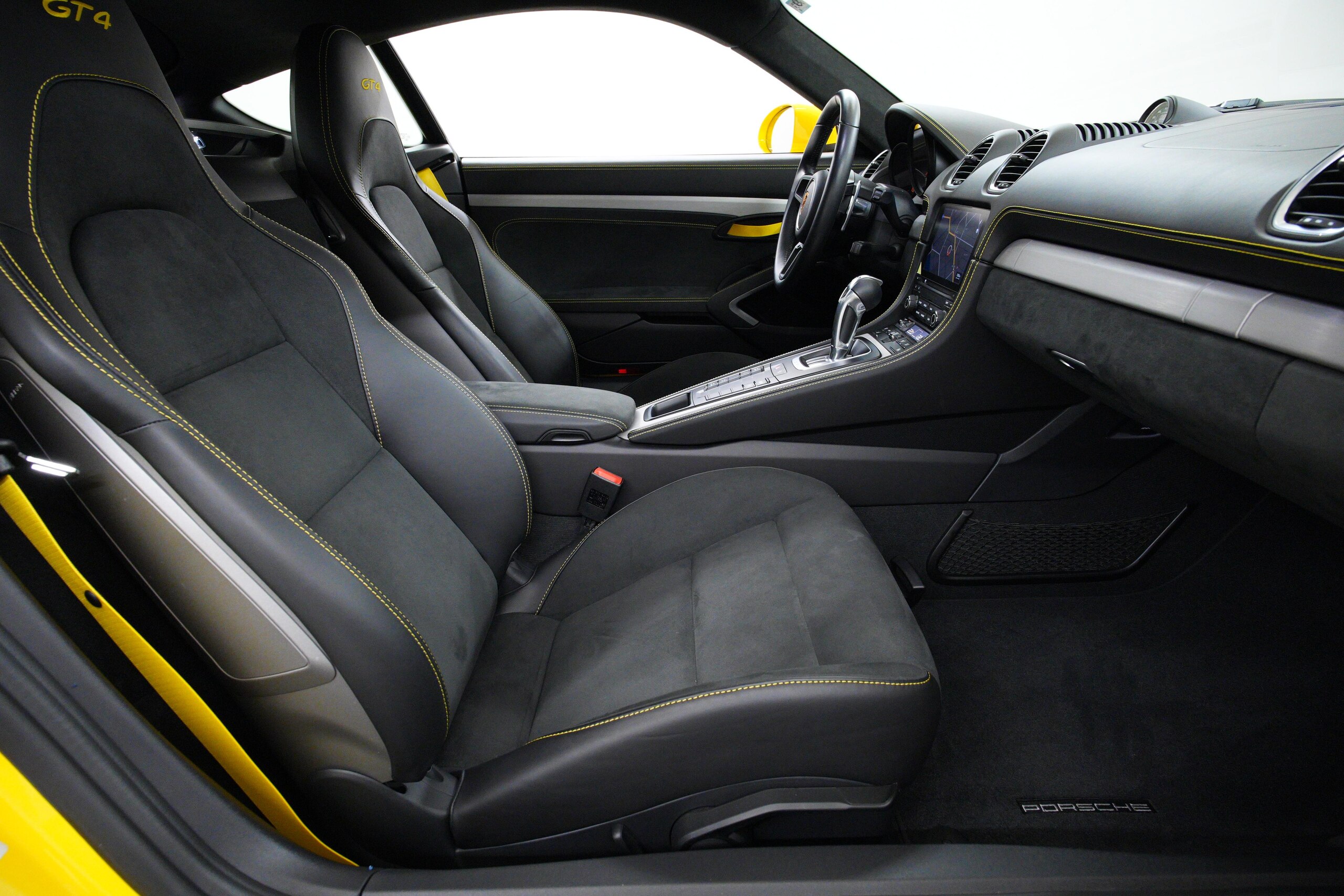 2022 Porsche 718 Cayman GT4 — Photo 16 / 35