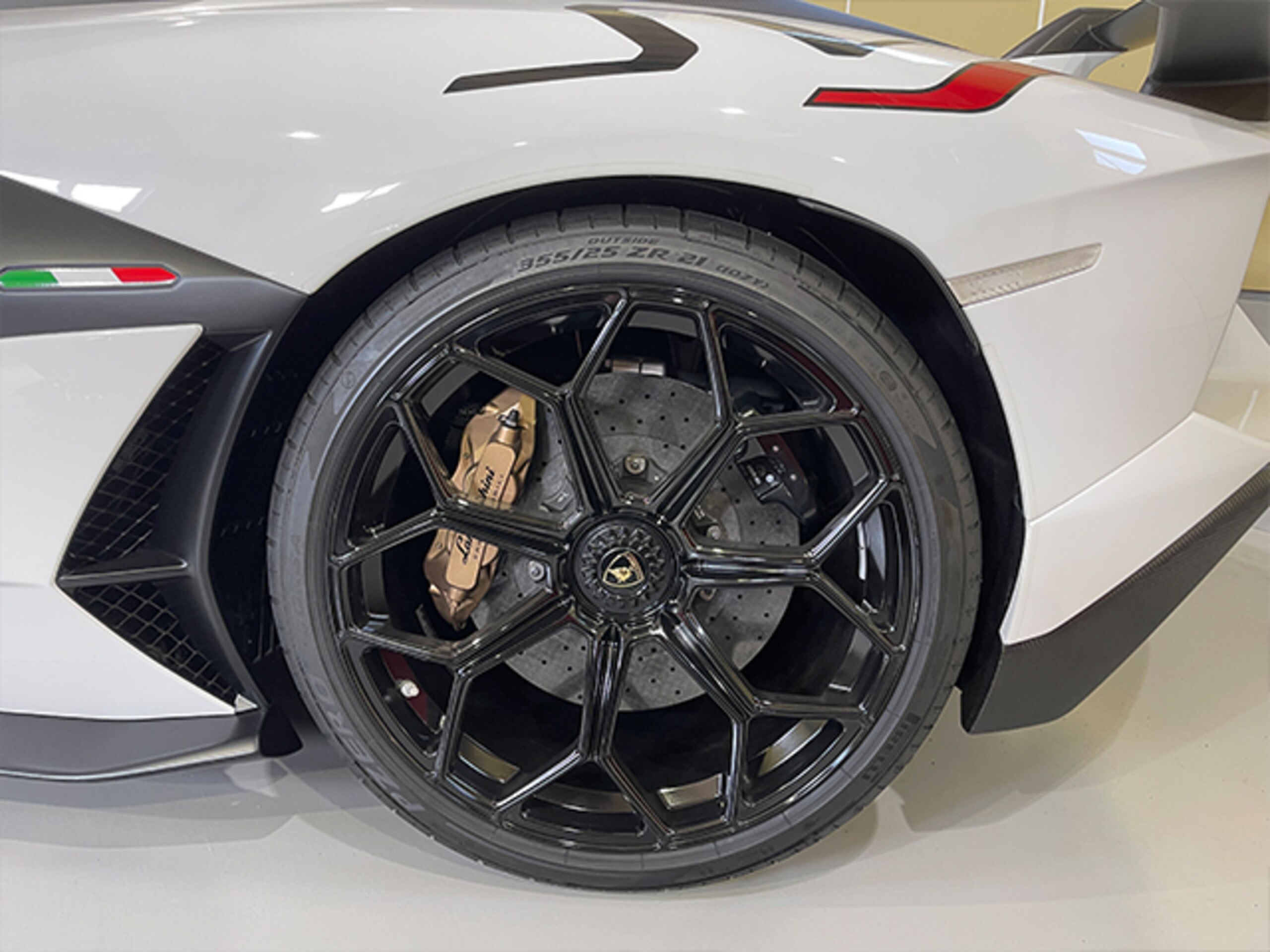 2019 Lamborghini Aventador SVJ — Photo 13 / 22