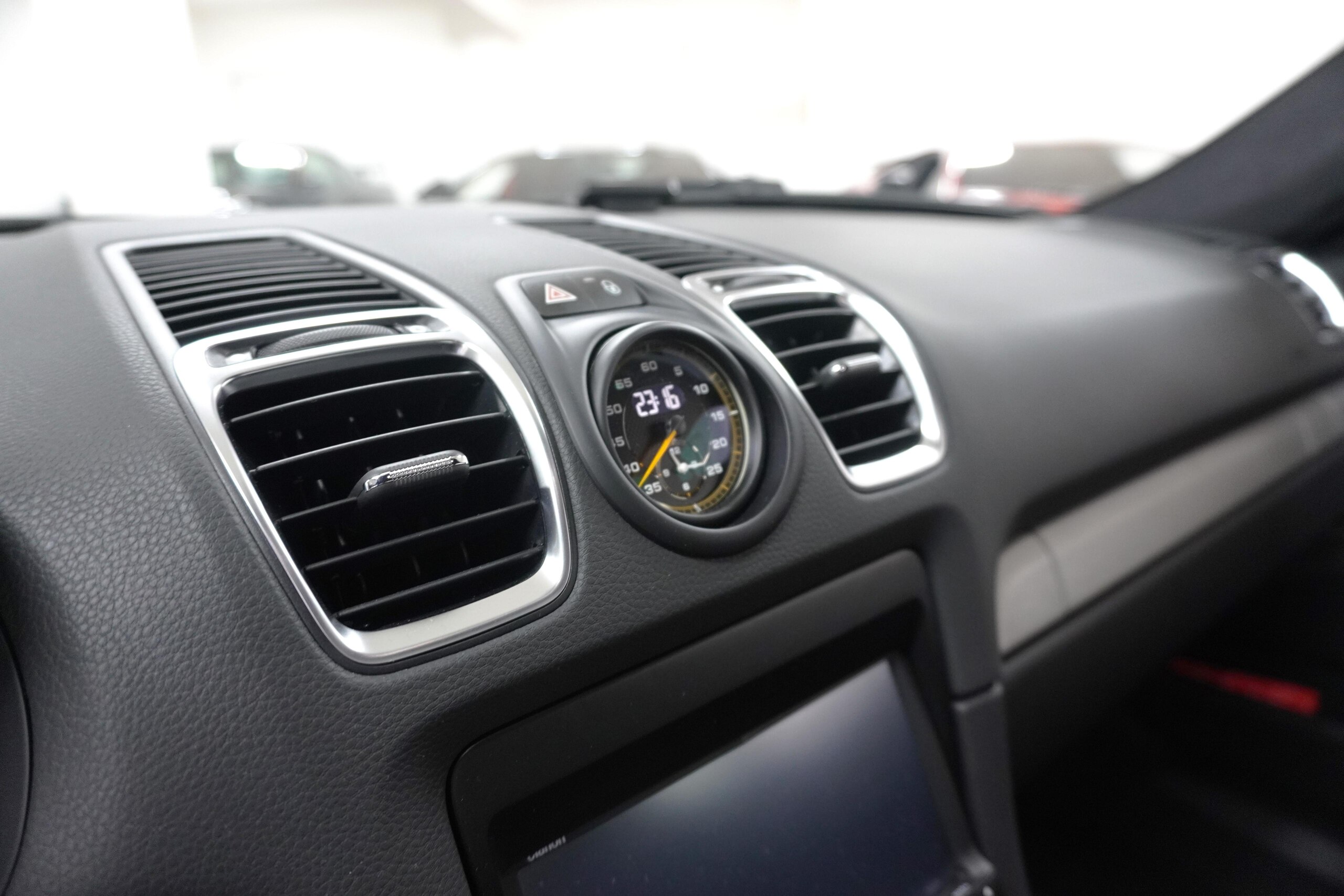 2015 Porsche Cayman GT4 — Photo 12 / 17