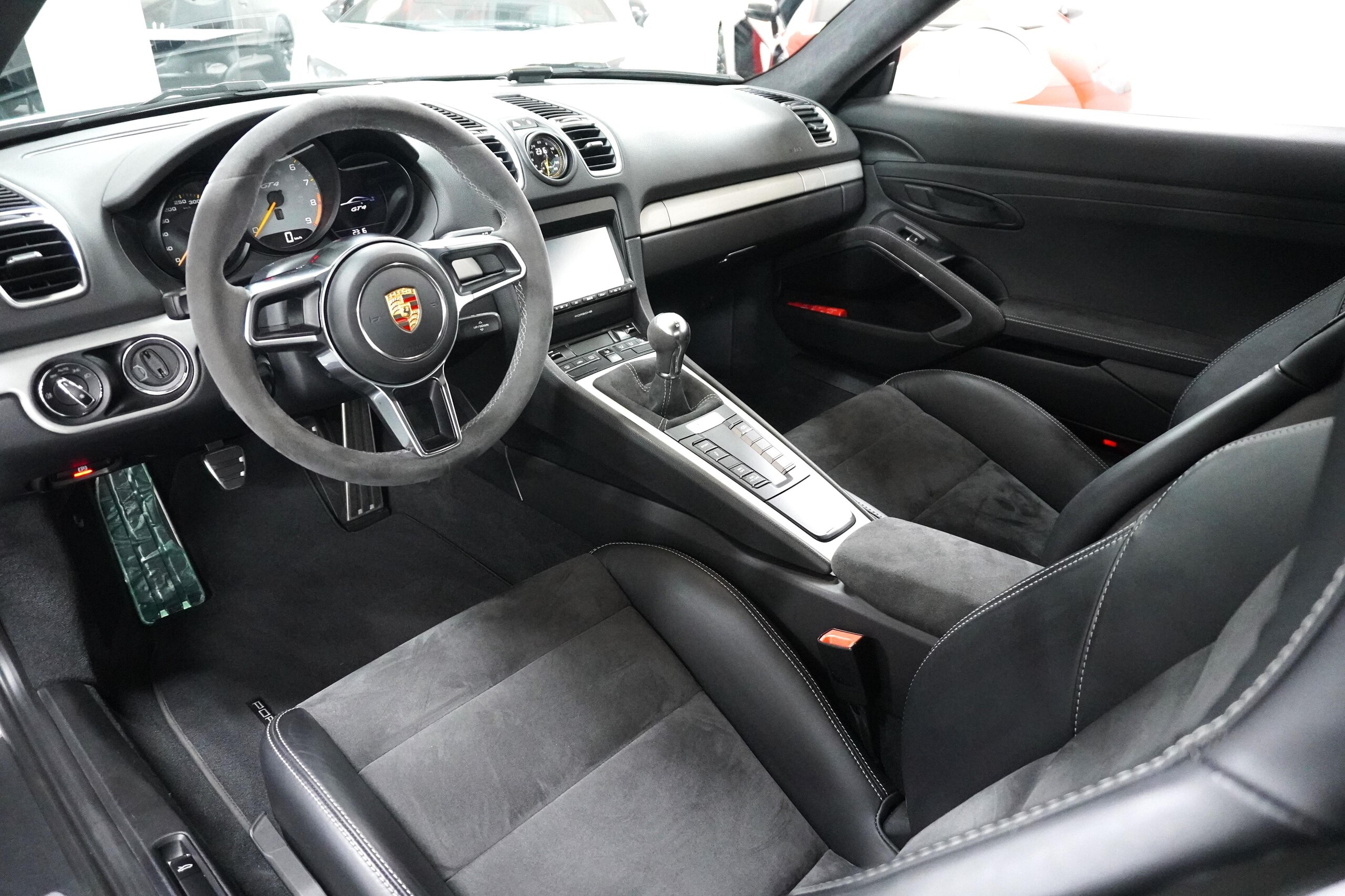 2015 Porsche Cayman GT4 — Photo 10 / 17