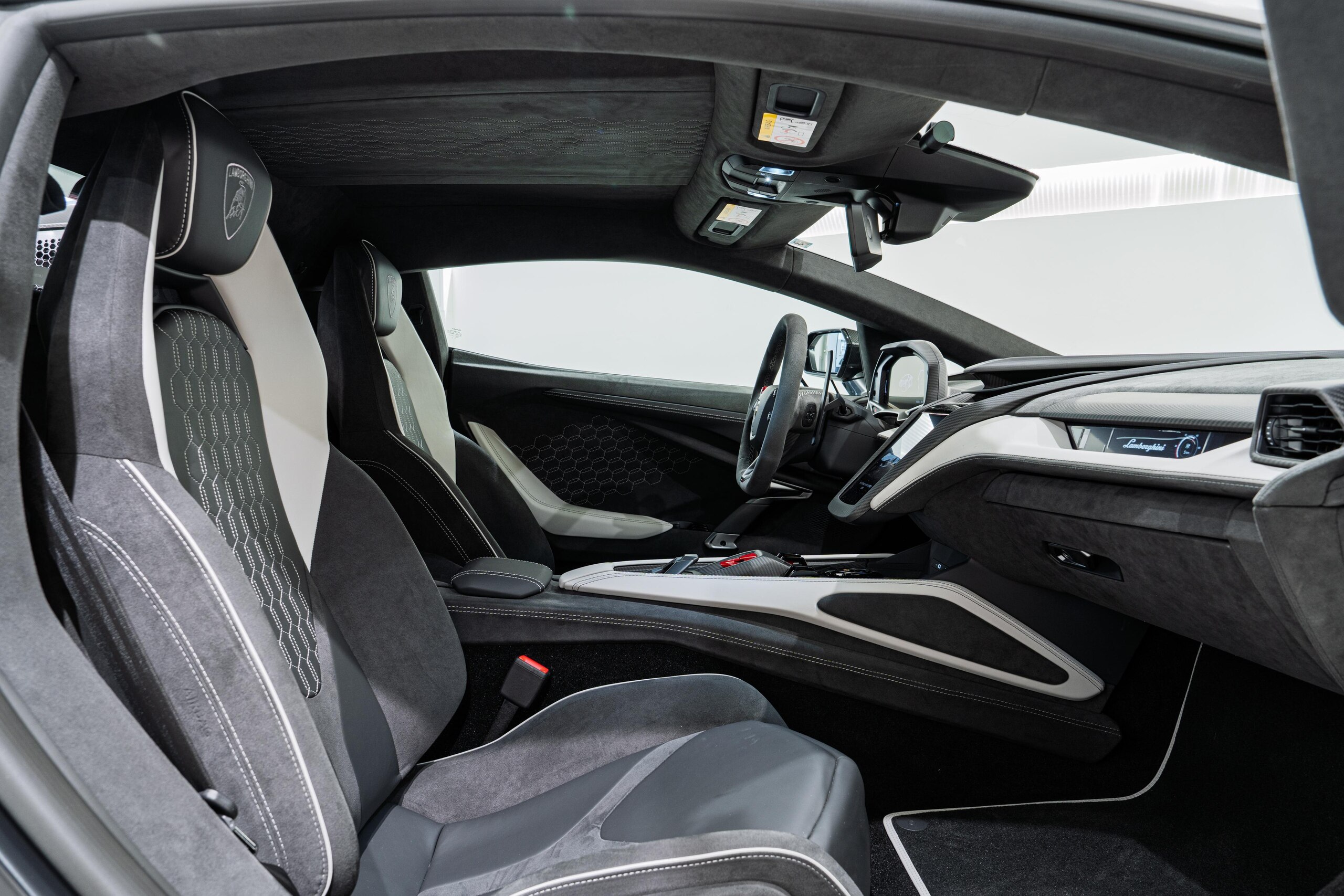 2024 Lamborghini Revuelto — Photo 21 / 31