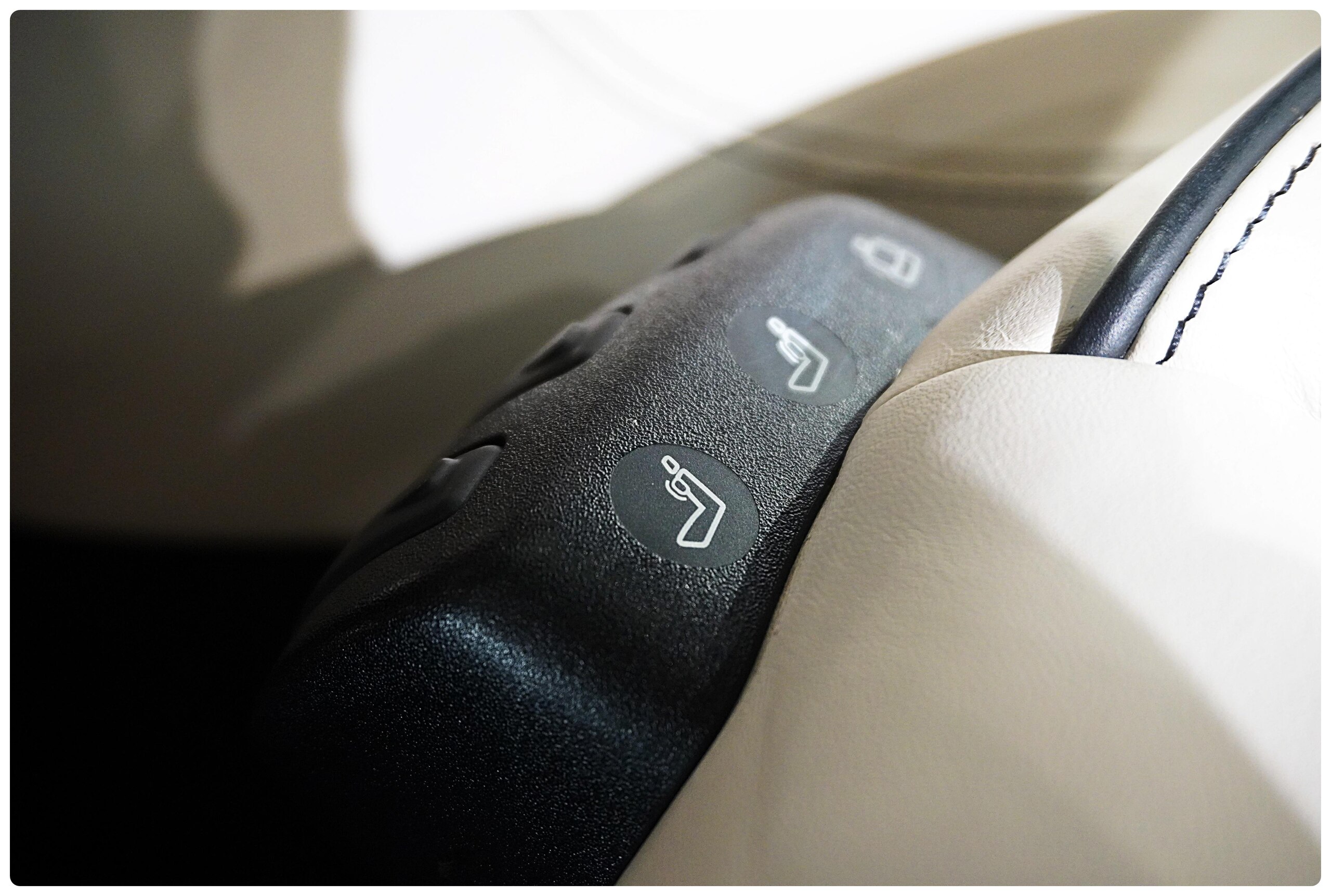 2010 Mercedes Benz SLS AMG — Photo 30 / 38