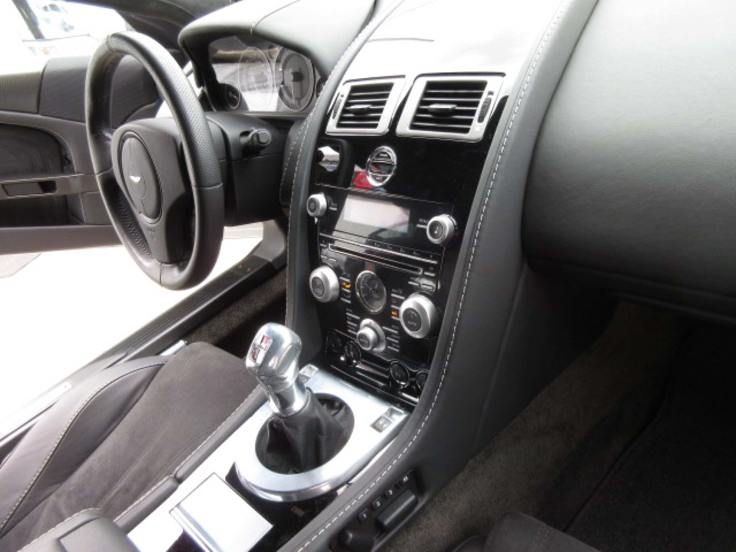 2008 Aston Martin DBS — Photo 8 / 14