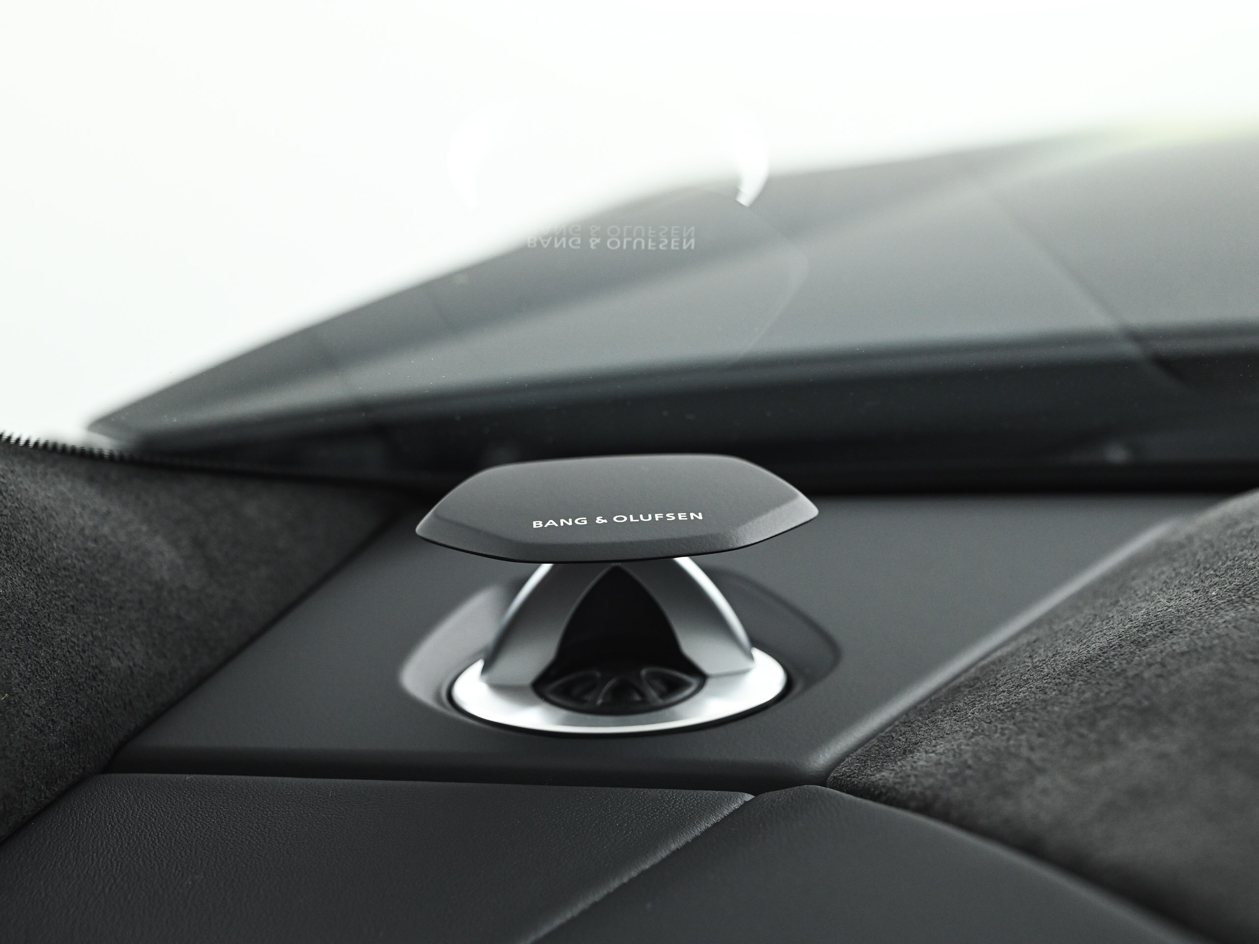 2025 Lamborghini Urus S — Photo 10 / 25