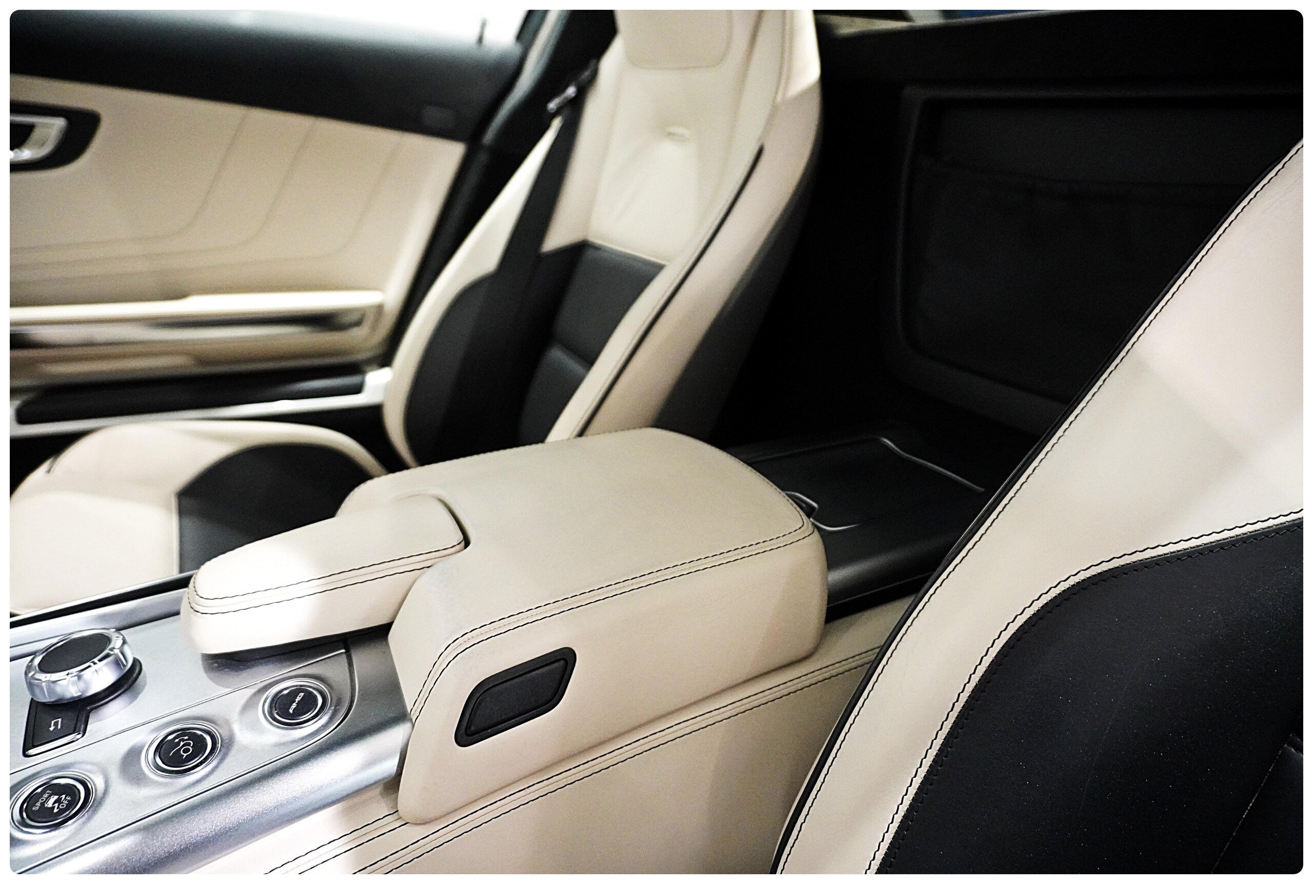 2010 Mercedes Benz SLS AMG — Photo 24 / 38