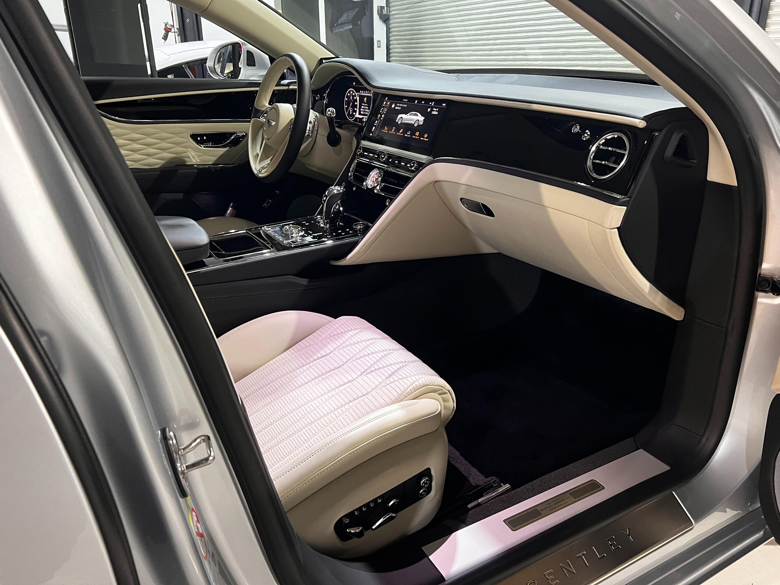 2020 Bentley Flying Spur — Photo 12 / 22