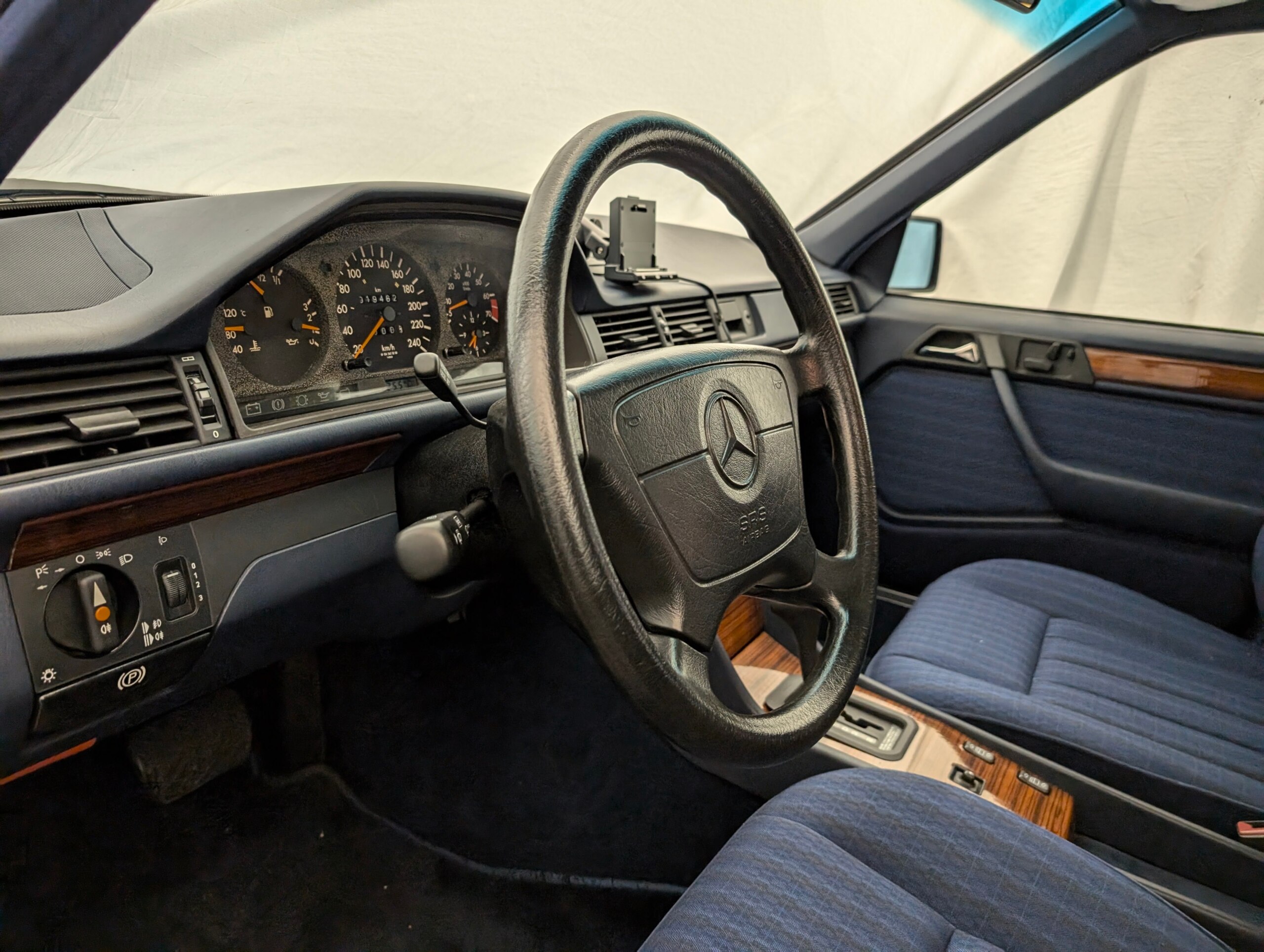 1992 Mercedes Benz 300E — Photo 7 / 21