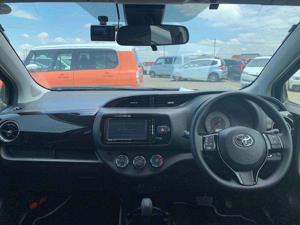 2019 Toyota Vitz — Photo 10 / 20
